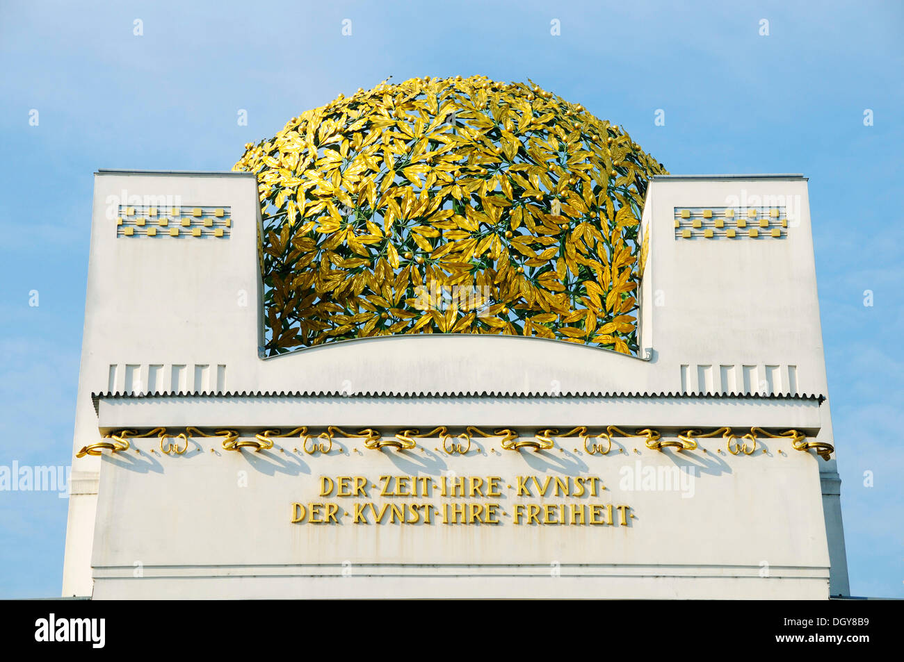 Kuppel der Secession mit goldenen Blättern, Beschriftung Der Zeit Ihre Kunst, Der Kunst Ihre Freiheit, Deutsch für das Zeitalter der Kunst Stockfoto