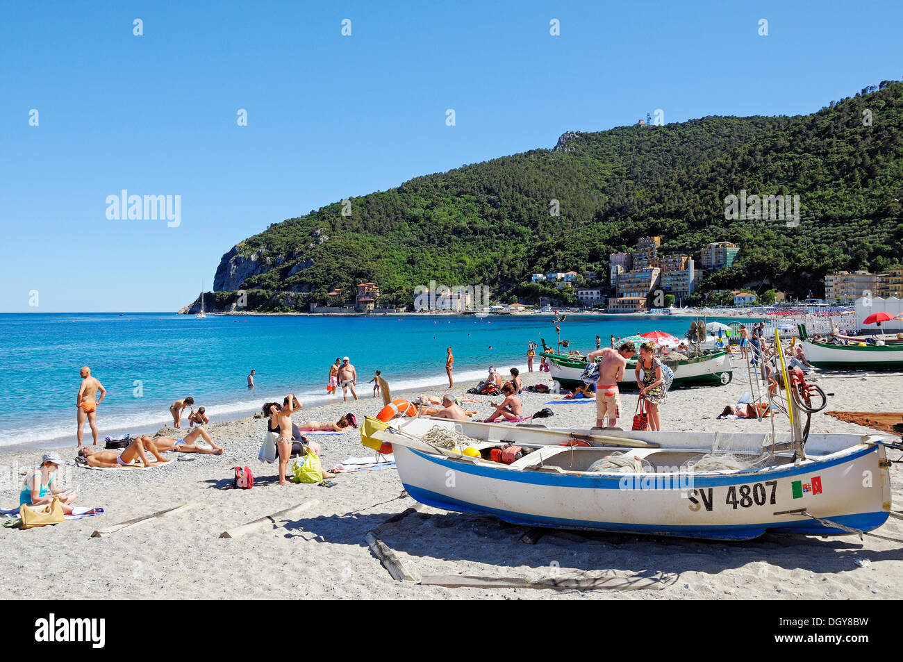 Angeln, Boote und Badegäste an den Strand von Noli, Strang, Noli, Ligurien, Italien Stockfoto