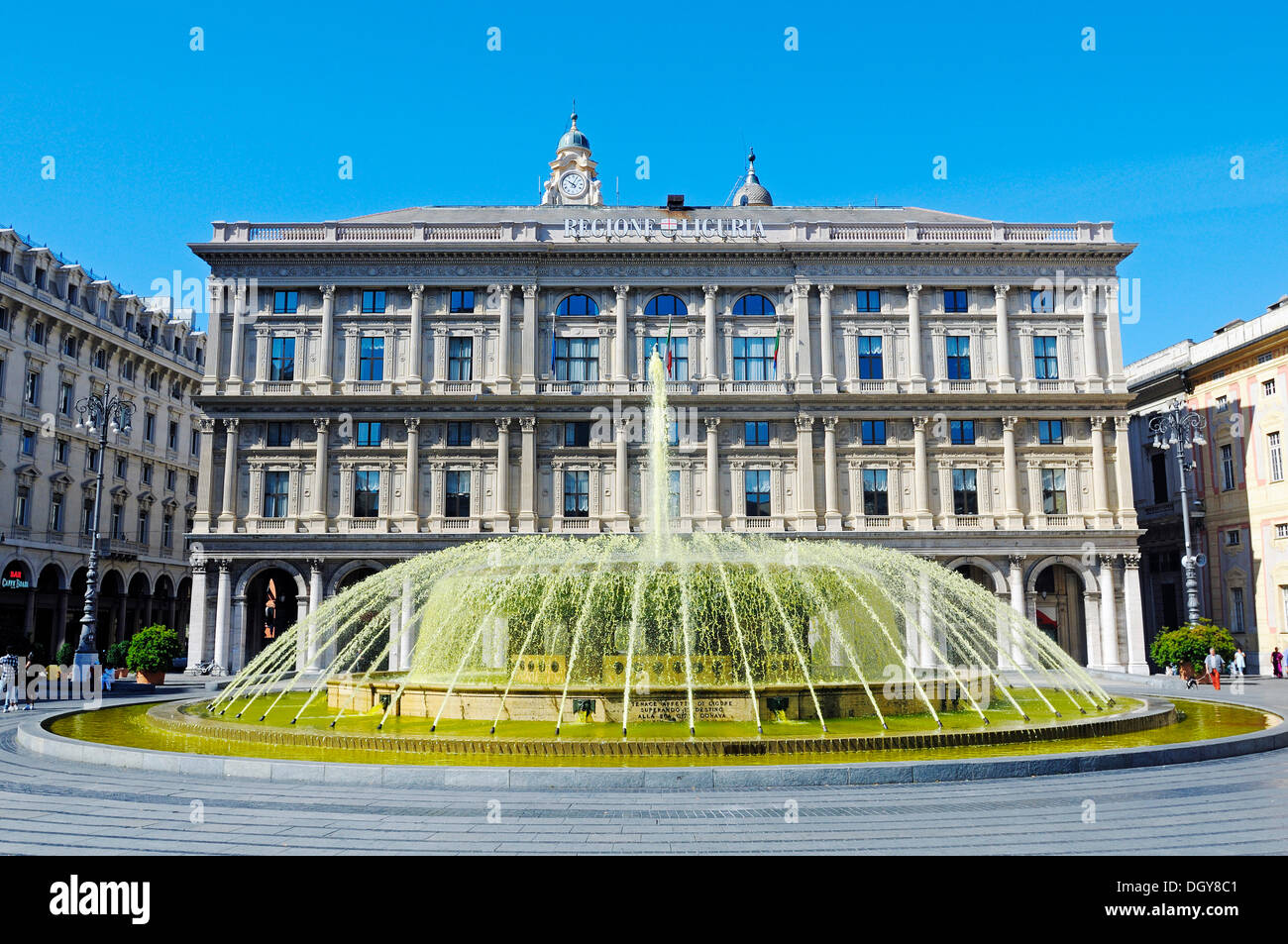 Brunnen auf der Piazza de Ferrari, Palazzo della Regione Liguria hinten, Altstadt, Innenstadt, Genua, Ligurien, Italien Stockfoto