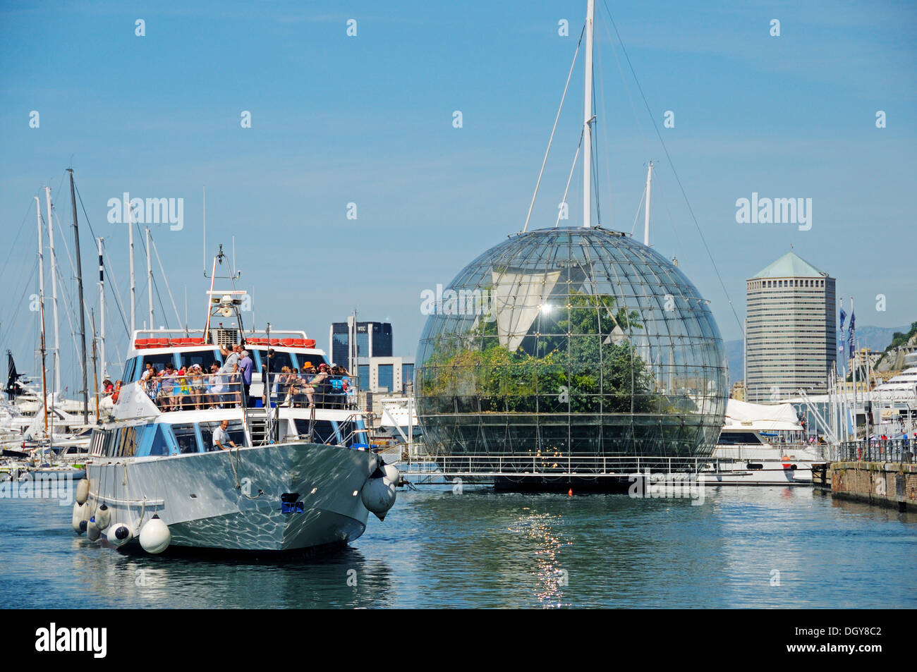 Ausflugsschiff vor dem Glas Kugel "Biosfera" Porto Antico, Hafen, Genua, Ligurien, Italien Stockfoto