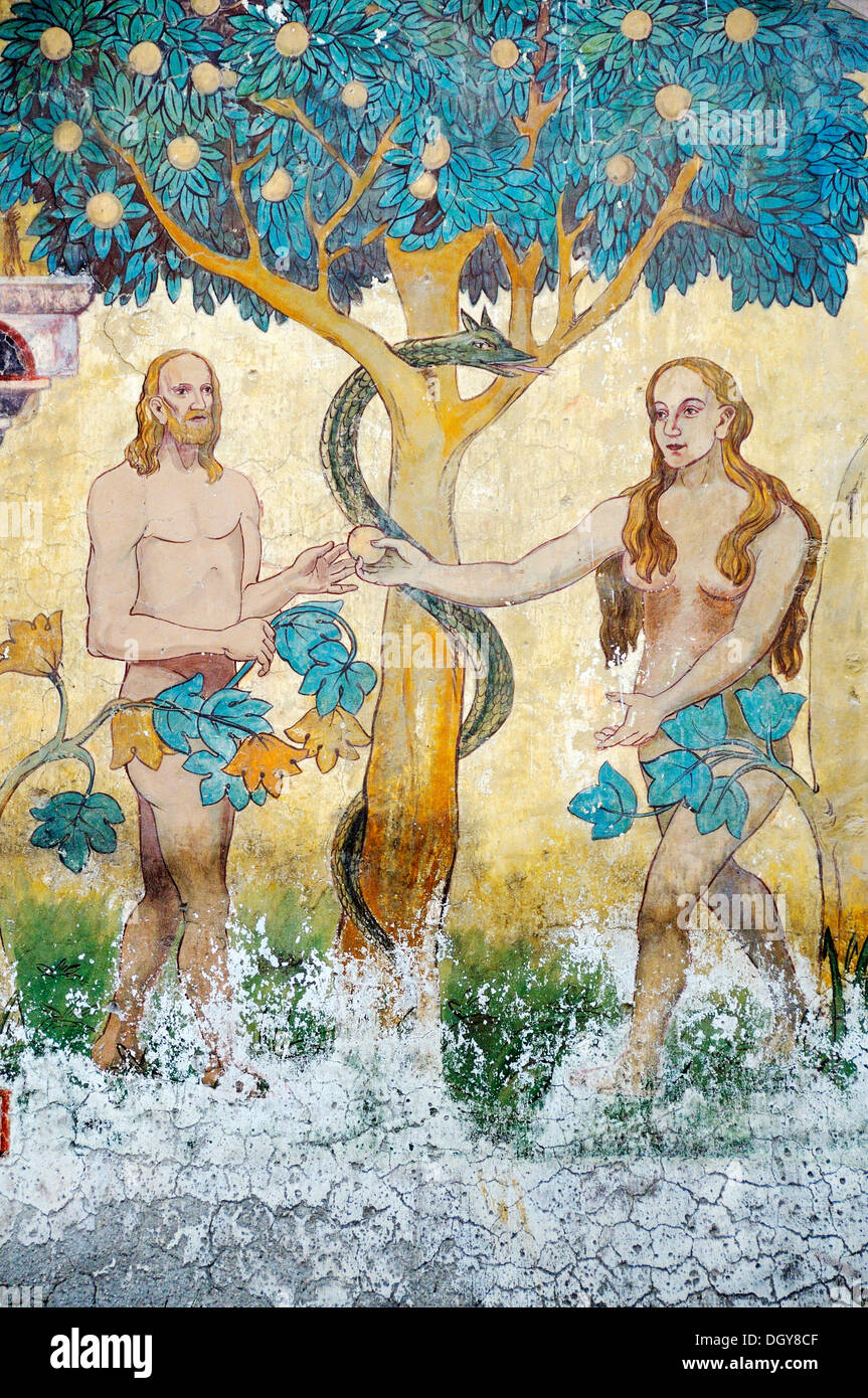 "Adam und Eva im Paradies", barocke Wandmalerei auf ein Gebäude, Ortskern von Ardez | Zentrum von Ardez, Unterengadin, Engadin Stockfoto