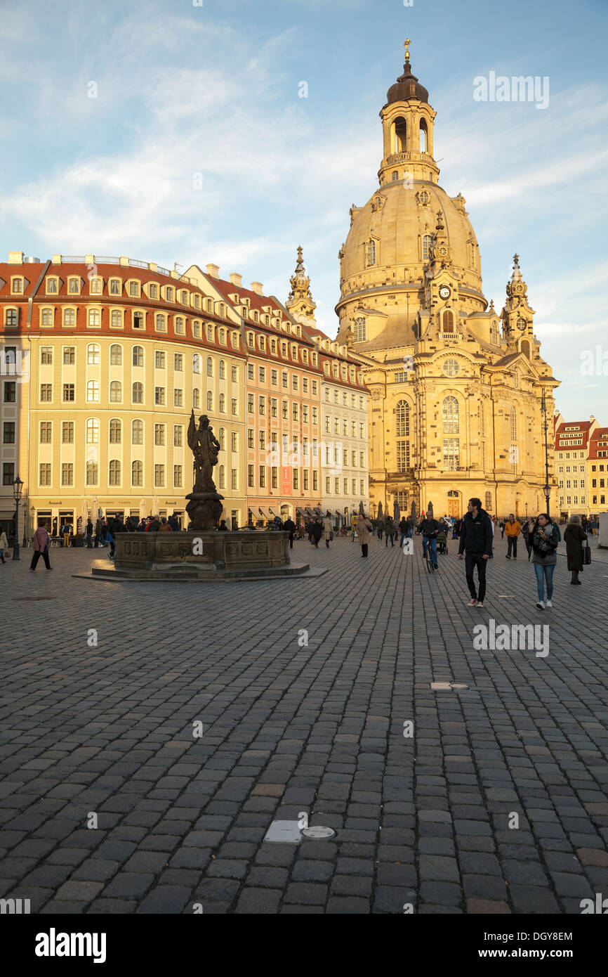 Eine der Frauenkirche quadratisch mit Frauenkirche und Altbauten, Dresden, Sachsen, Deutschland Stockfoto