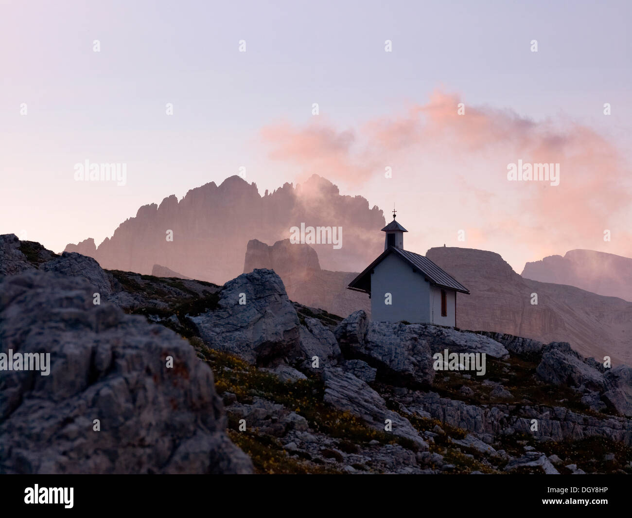 Kapelle in der Morgendämmerung, Nationalpark Dolomiti di Sesto, Sextener Dolomiten, Hochpustertal, hoch Pustertal, Südtirol, Italien, Europa Stockfoto