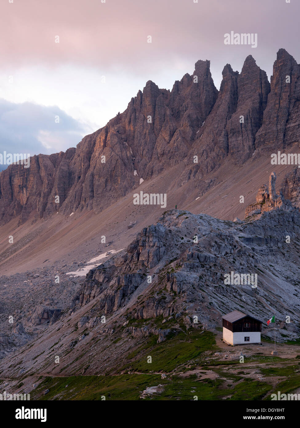 Berghütte mit Blick auf Mt Paternkofel im Morgengrauen, Tre Cime di Lavaredo, Dolomiti di Sesto Nationalpark Sextener Dolomiten Stockfoto