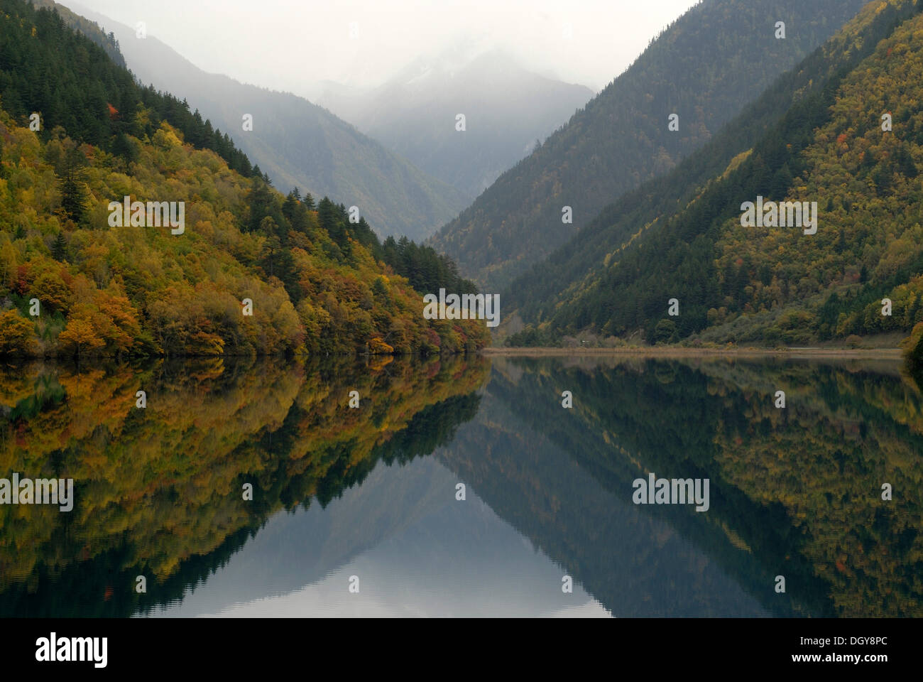 Herbstfarben der Bäume spiegeln sich in den klaren Gewässern der Mirror Lake, Mirrowlake, Glasatrium Tal Stockfoto