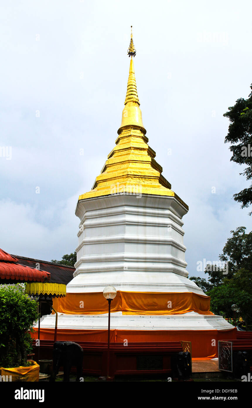 Thai Stupa im Tempel, Provinz Chiang Rai, Thailand Stockfoto