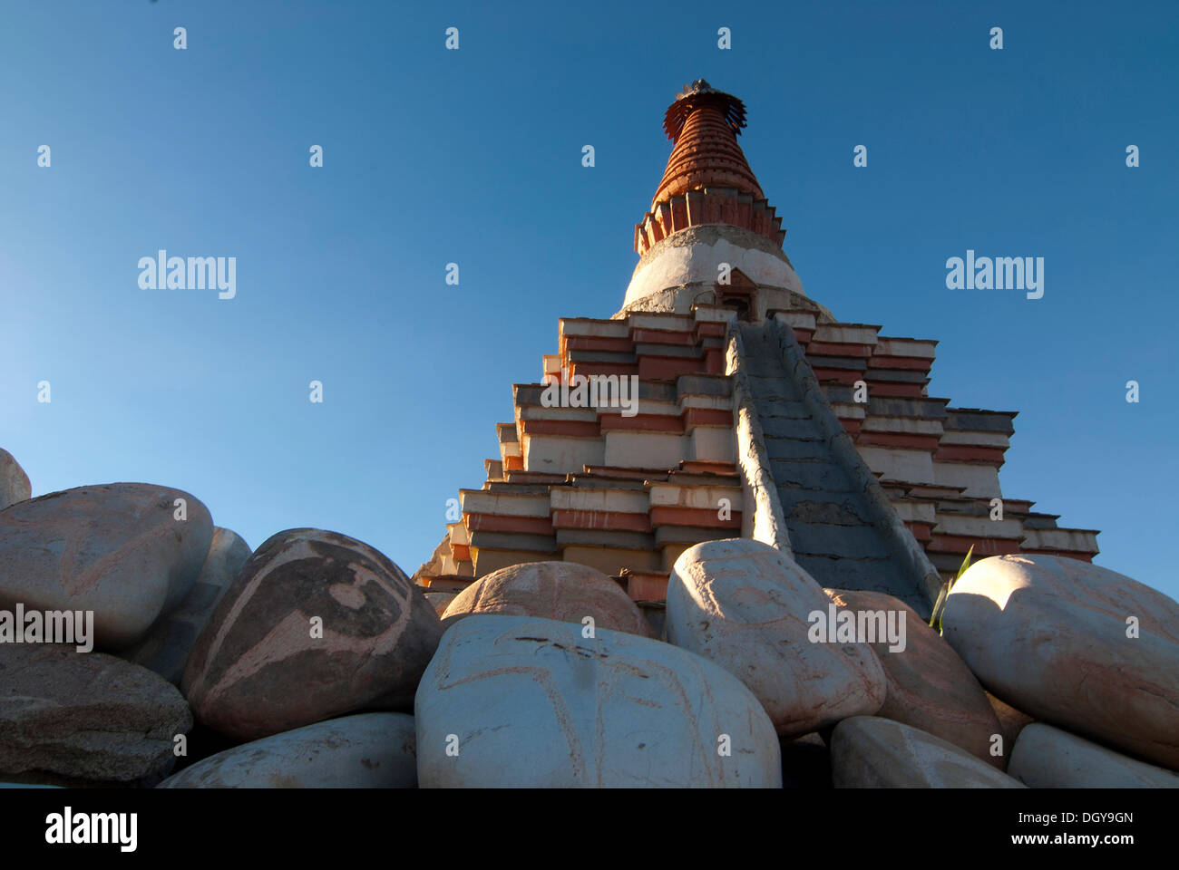 Tibetische Stupa mit kleinen Felsen, rote Stupa von Toling in der Nähe der Tempel von Toling in das alte Königreich Guge, Sutley Canyon Stockfoto