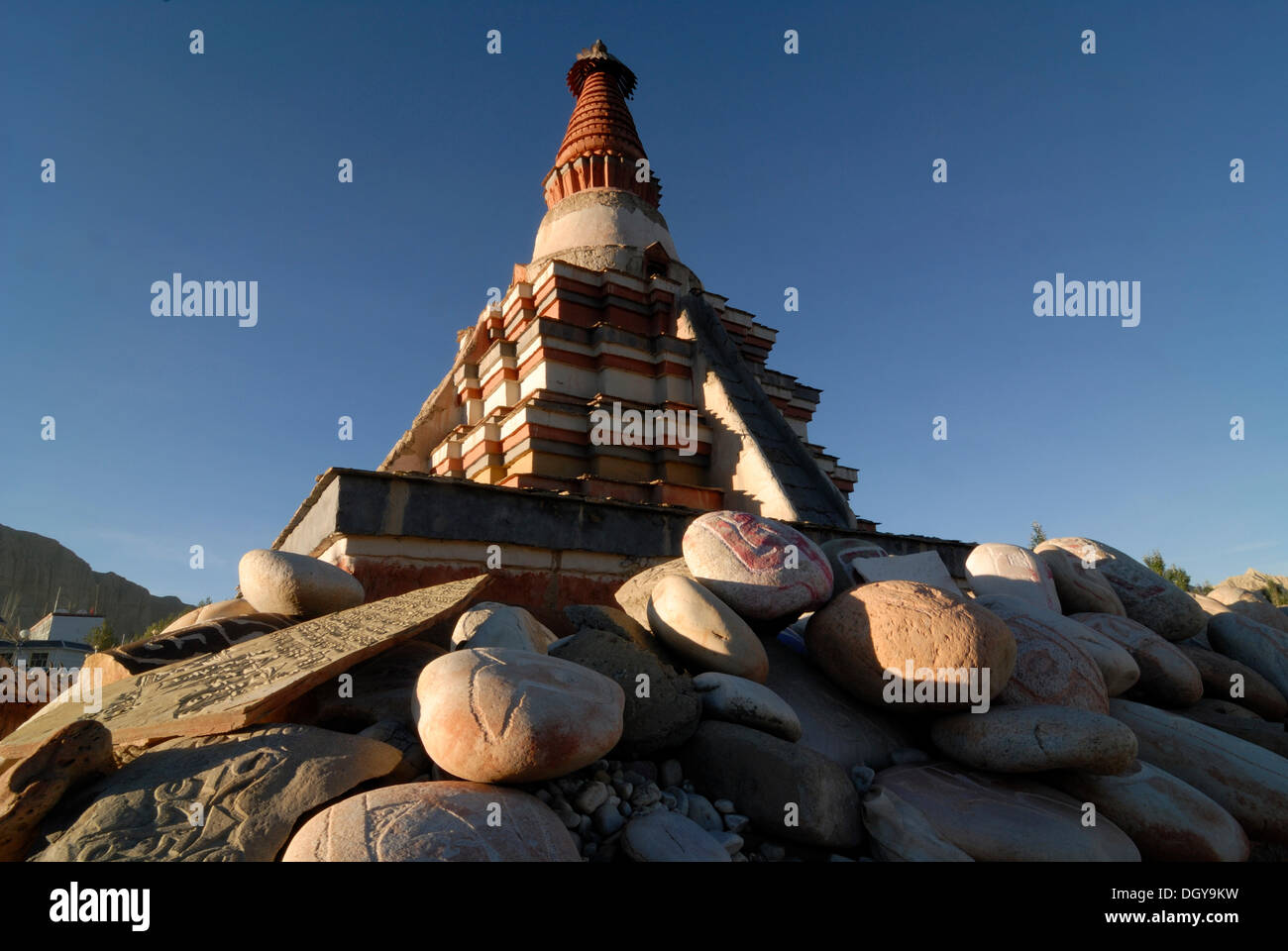 Tibetische Stupa, Chorten, Mani Steine rot Stupa von Toling, in der Nähe der Tempel Toling im alten Königreich Guge Sutlej Stockfoto