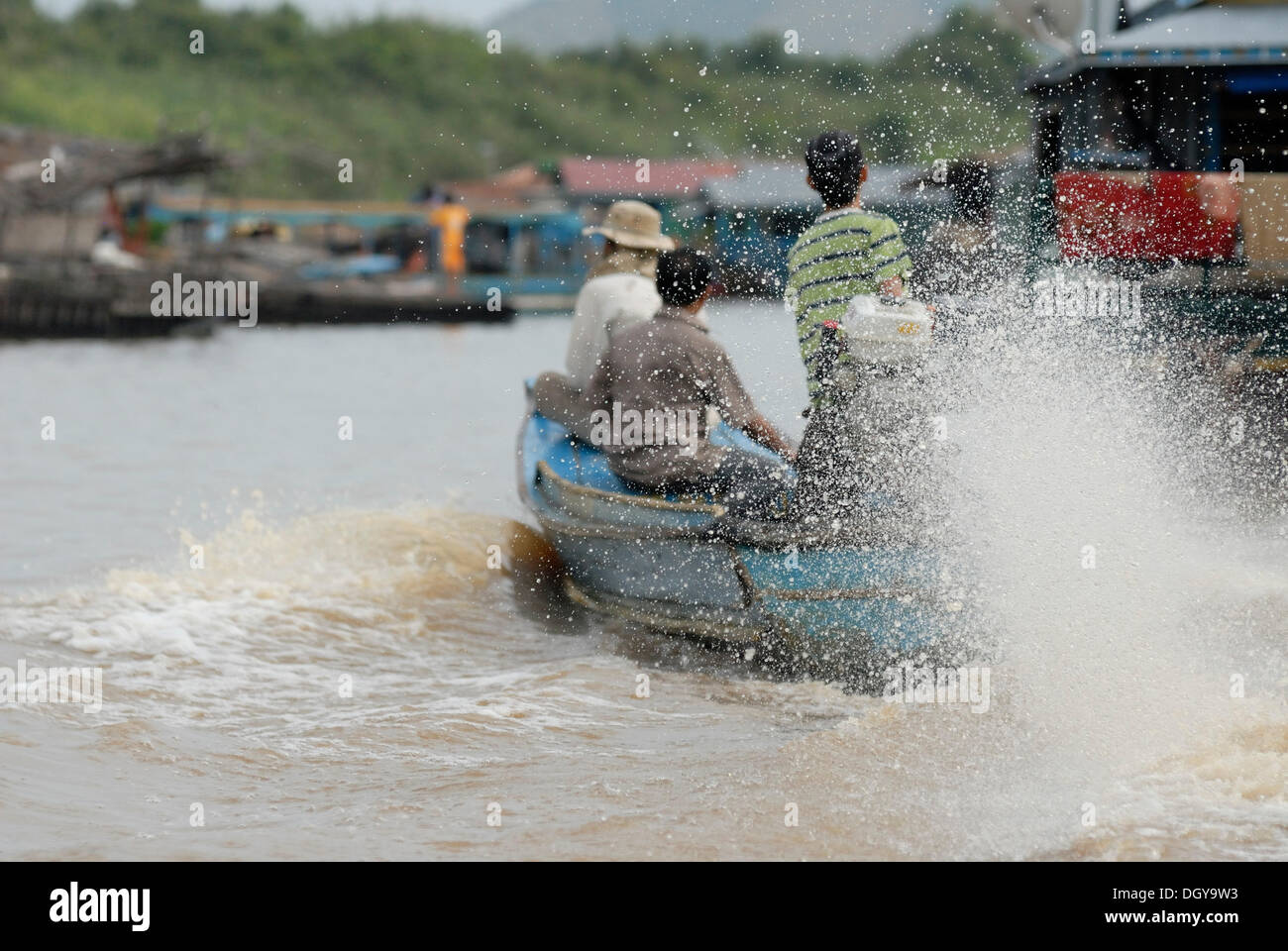 Kambodschanische Bewohner der schwimmenden Dörfer Reisen in einem motorisierten Longboat, Chong Khneas, Tonle Sap See, Siem Reap Stockfoto