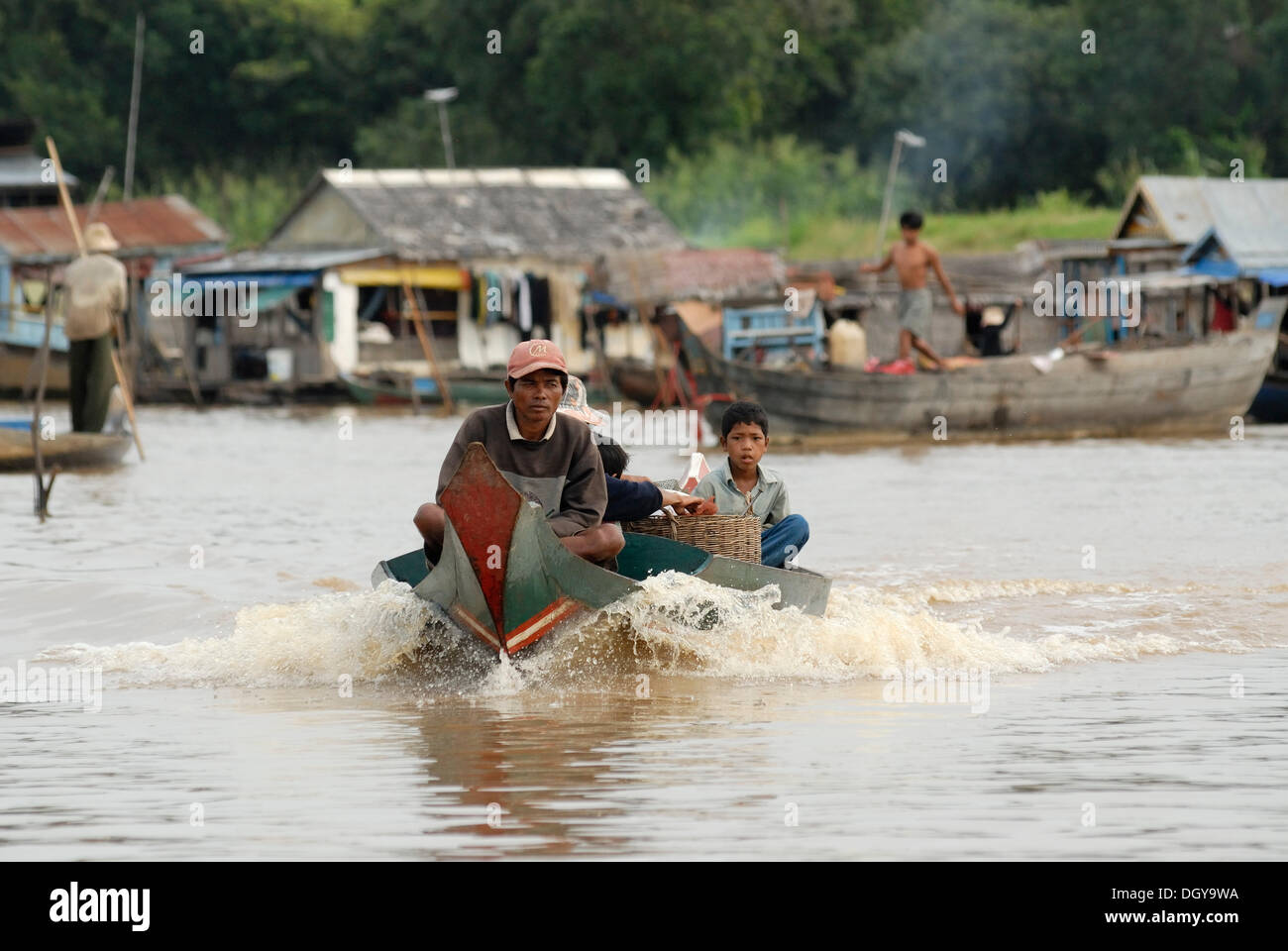 Kambodschanische Bewohner der schwimmenden Dörfer Reisen in einem motorisierten Longboat, Chong Khneas, Tonle Sap See, Siem Reap Stockfoto