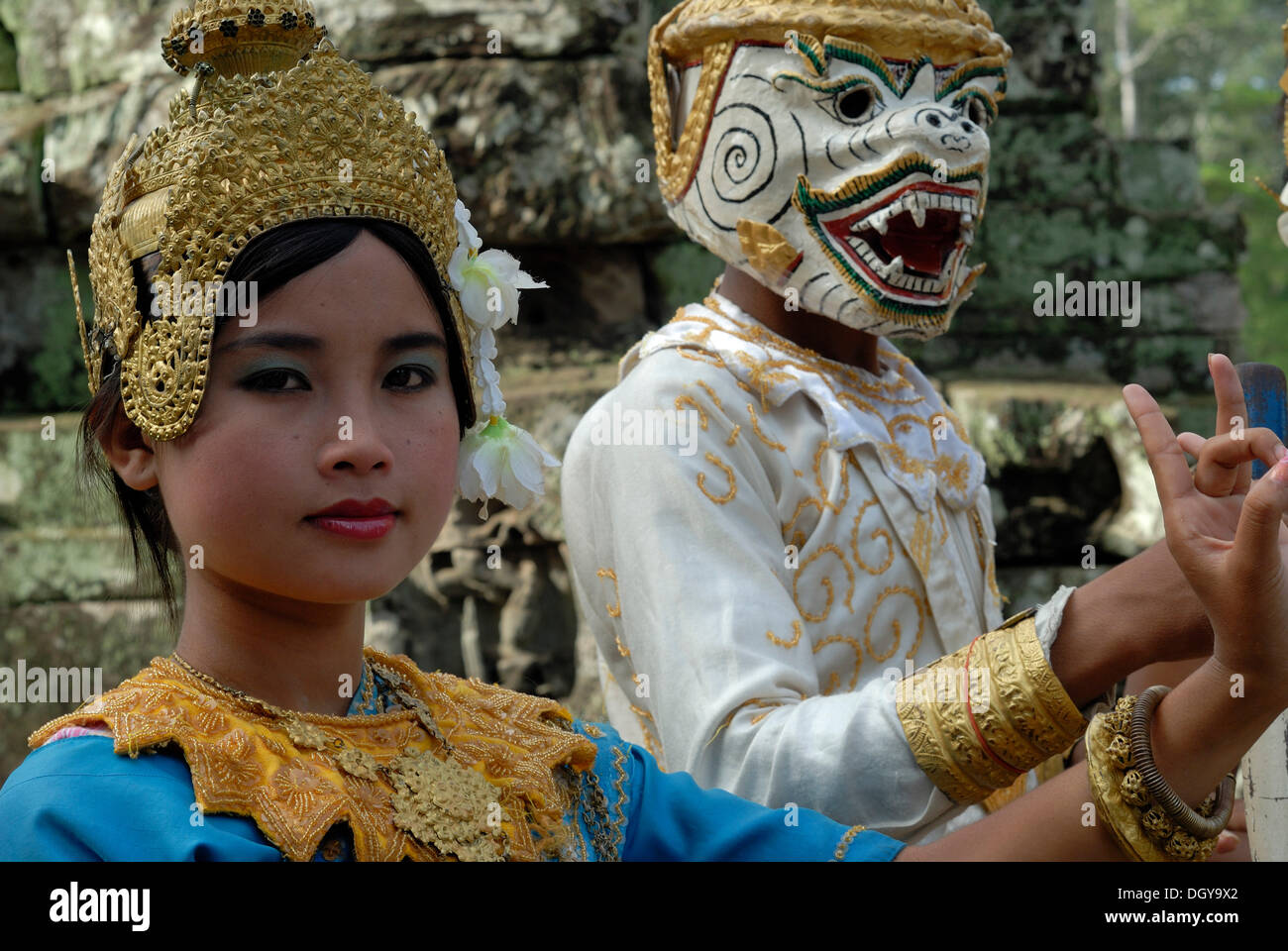 Junge kambodschanische Frau und Mann, Apsara-Tänzerinnen in Bayon Tempel, Tempelanlage Angkor Wat, Siem Reap, Kambodscha, Südost-Asien Stockfoto