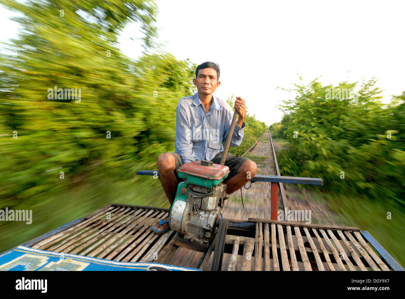 Khmer Mann, 54, Kambodschanisch, Reisen entlang der stillgelegten Bahnstrecke von Battambang-Phnom Penh mit seinem selbstgebauten Bambus-Zug Stockfoto