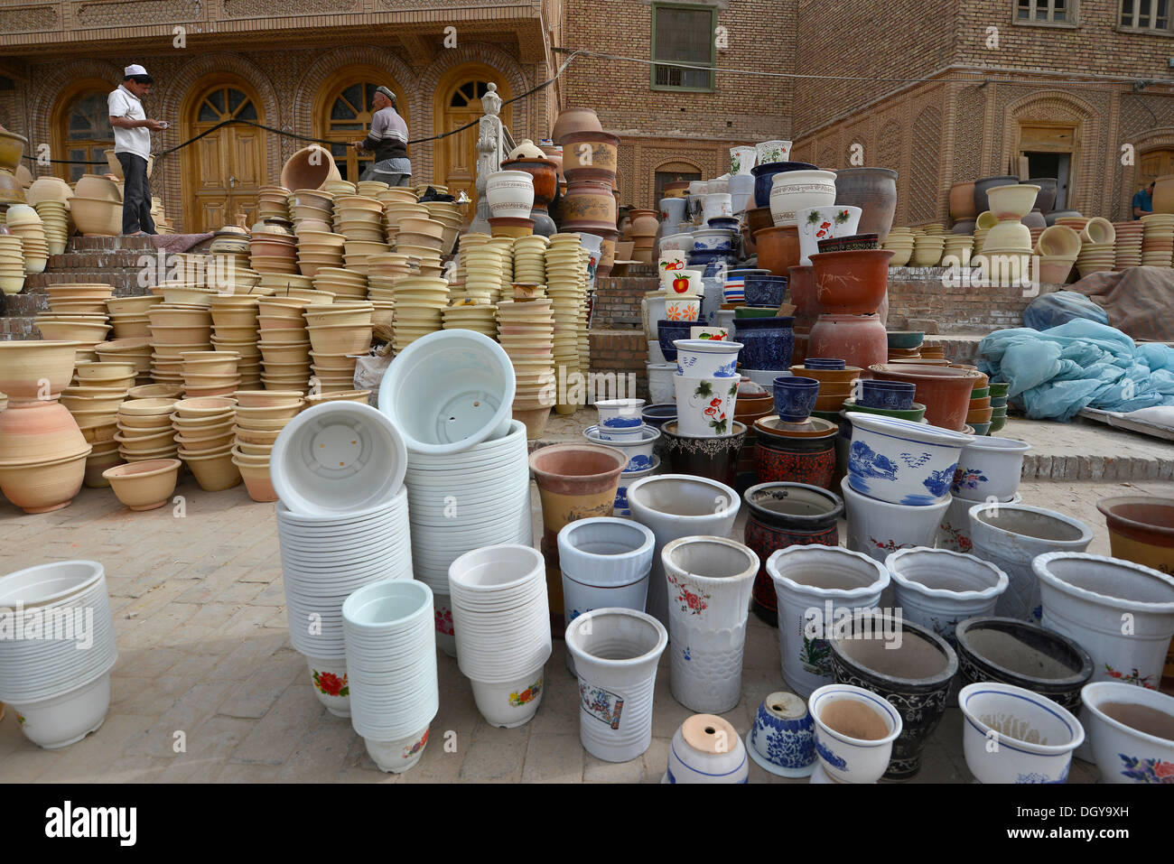 Kashgar Handwerk, muslimischen Uiguren bieten ihre Töpferei und Keramik vor einer uigurischen Lehmziegel-Haus auf der Kashgar Stockfoto