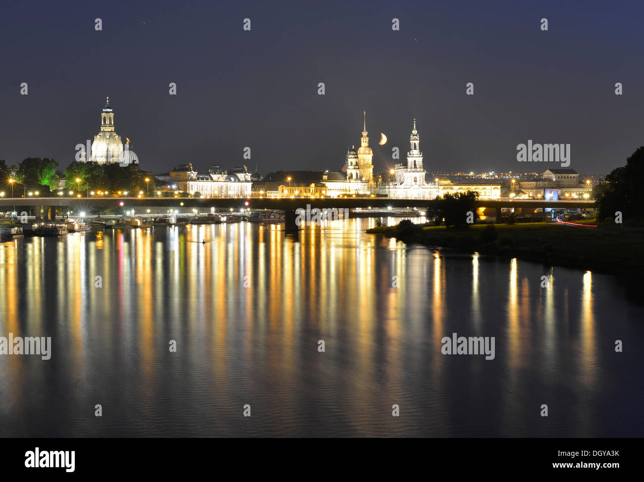 Florenz an der Elbe bei Nacht, sichelförmige Mond über der Elbe mit der beleuchteten Stadt Skyline mit Frauenkirche, Kirche Stockfoto