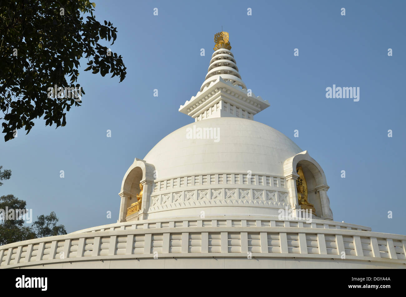 World Peace Stupa, Stupa mit goldenen Buddha-Statuen auf Geier Peak, buddhistische Pilgerstätte, Ragir, Rajgir, Rajagrihain Stockfoto