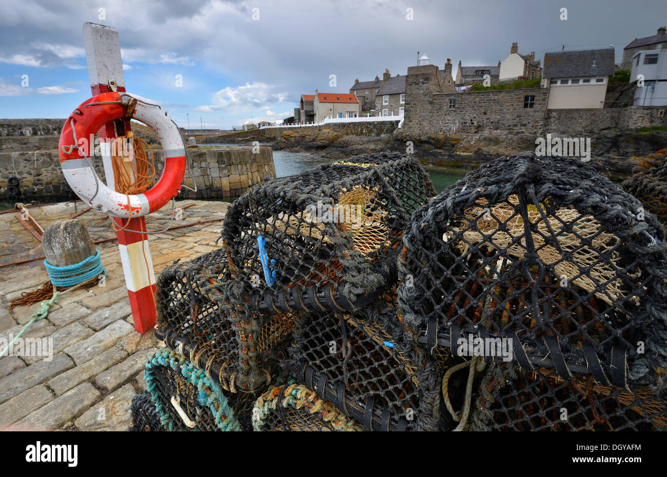 Fischernetze, Hummerfallen und Seile liegen auf dem Pier von Portsoy, Banffshire, Schottland, Vereinigtes Königreich, Europa Stockfoto