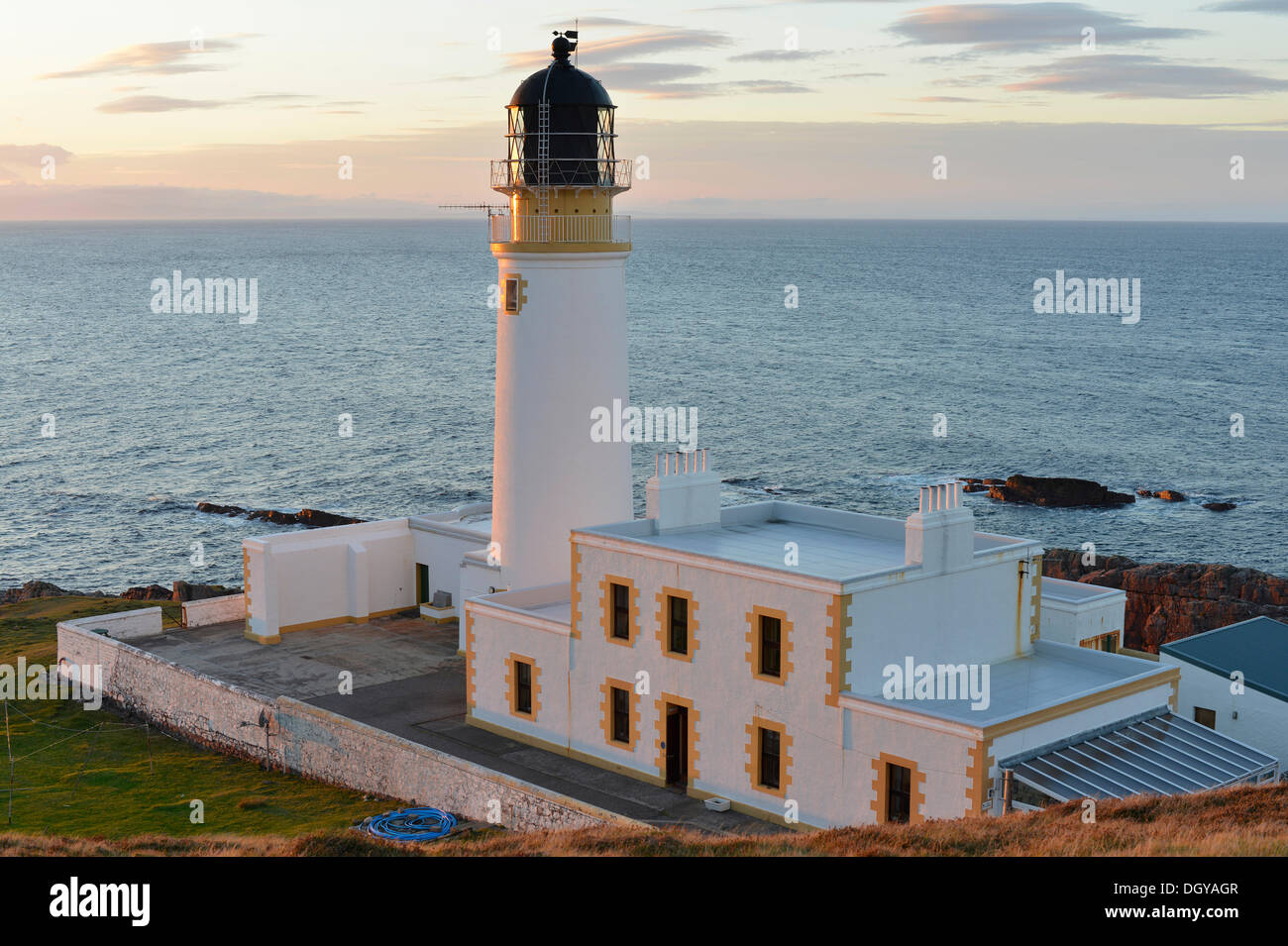 Am Abend Blick Richtung Atlantik mit Rua Reidh Lighthouse, Melvaig, Gairloch, Western Ross, Schottland, Vereinigtes Königreich, Europa Stockfoto