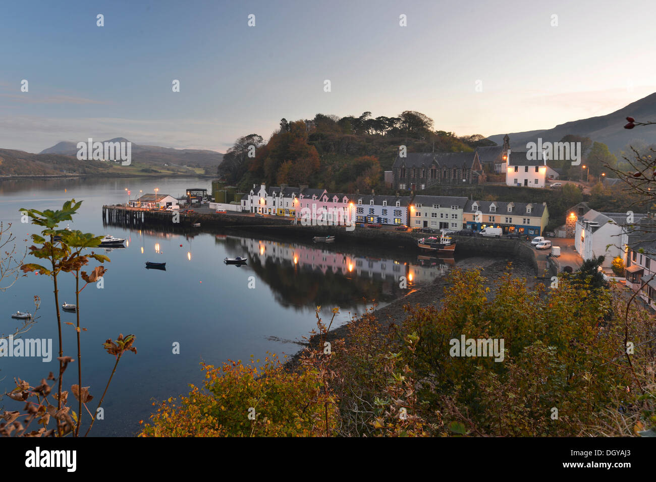 Häuserzeile am Hafen in der Abenddämmerung, Portree, Isle Of Skye, Schottland, Vereinigtes Königreich, Europa Stockfoto