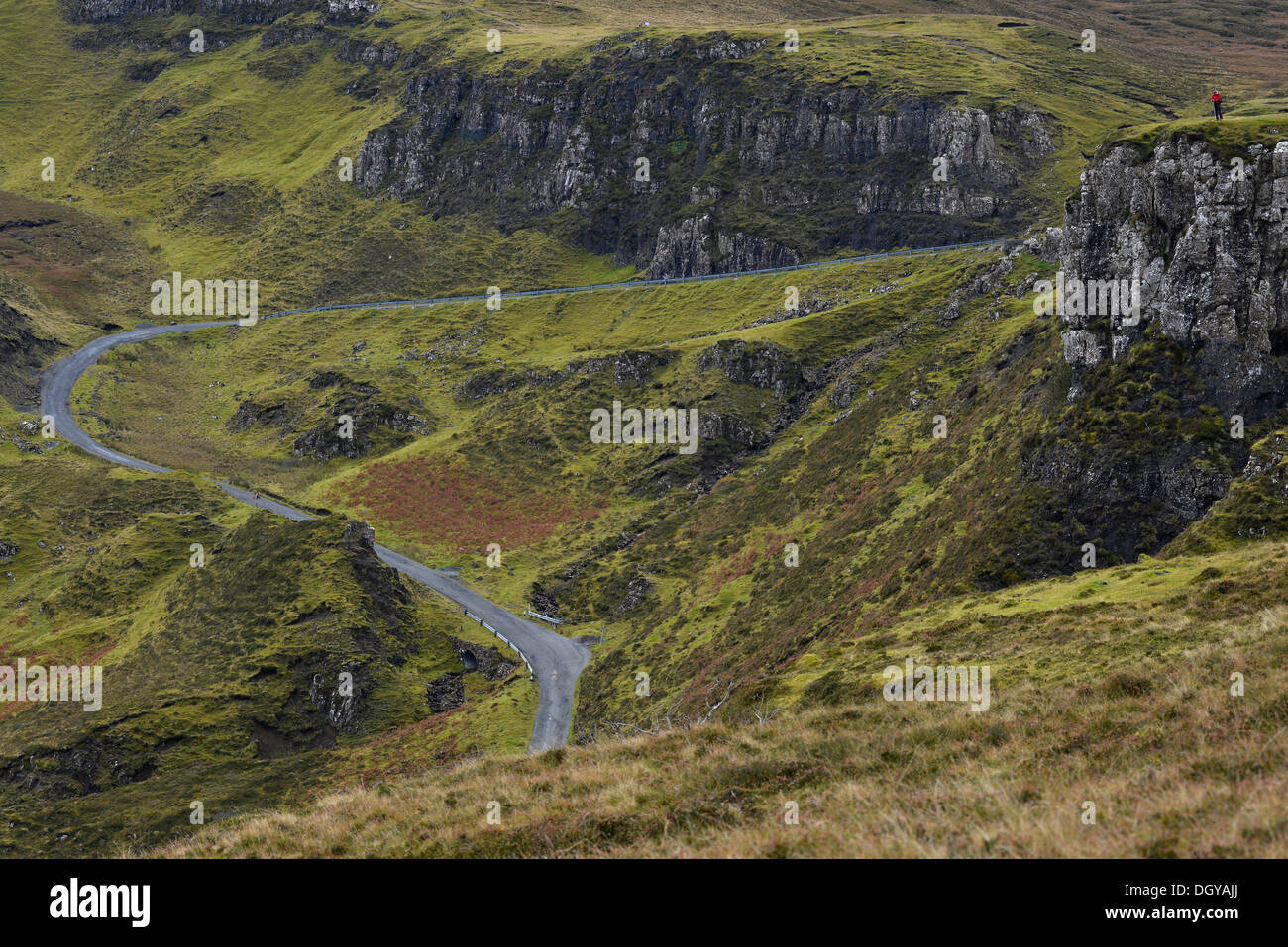 Wanderer stehen in einer Vulkanlandschaft mit einer Passstraße, Loch Erdöl-Na Luirginn, Flodigarry, The Table, Highlands Stockfoto