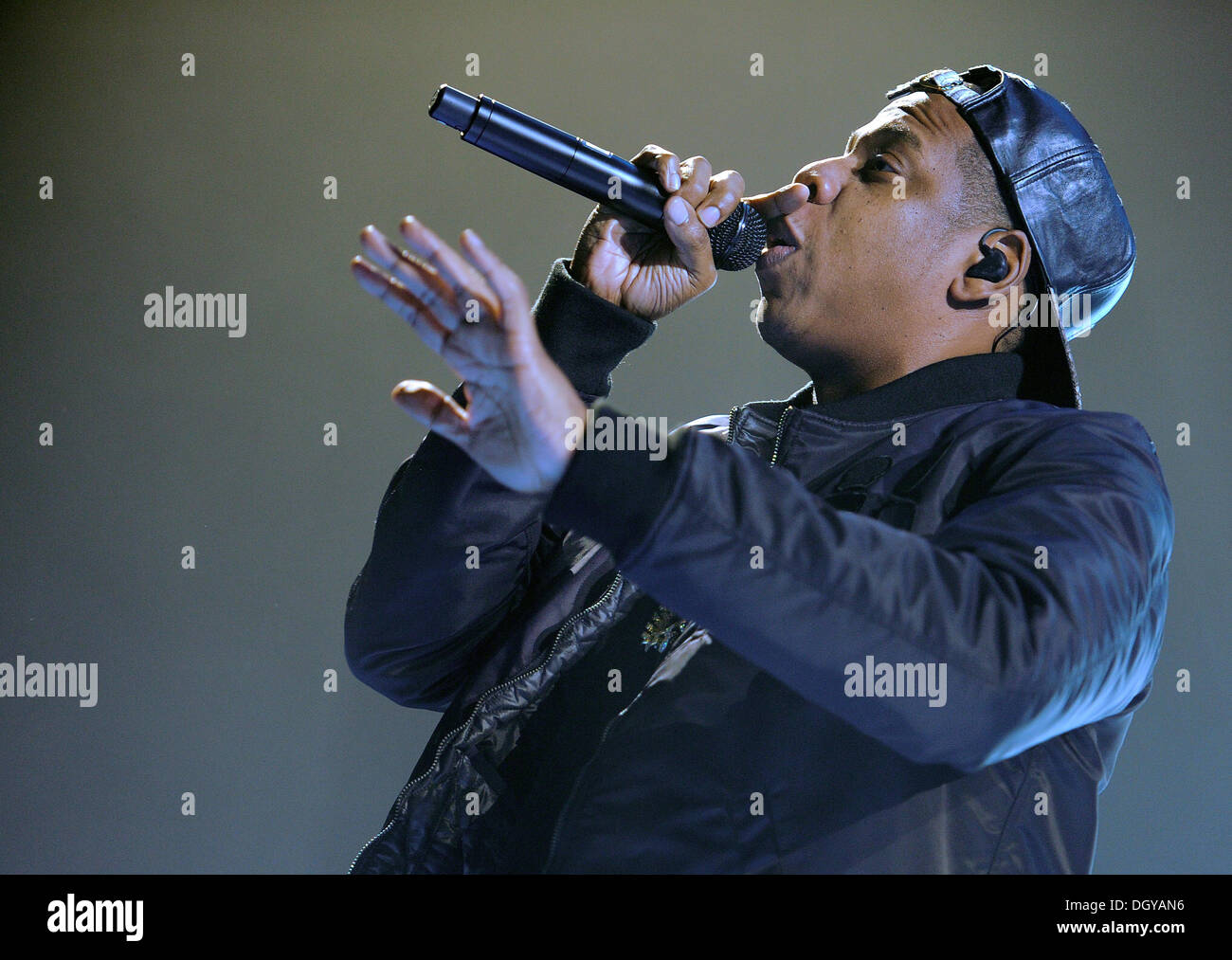 Hamburg, Deutschland. 27. Oktober 2013. US-Sänger Jay Z führt auf der Bühne während eines Konzerts von seiner "Magna Carter World Tour" in der O2 World in Hamburg, Deutschland, 27. Oktober 2013. Jay Z wird zwei Konzerte in Deutschland geben. Foto: Angelika Warmuth/Dpa/Alamy Live News Stockfoto