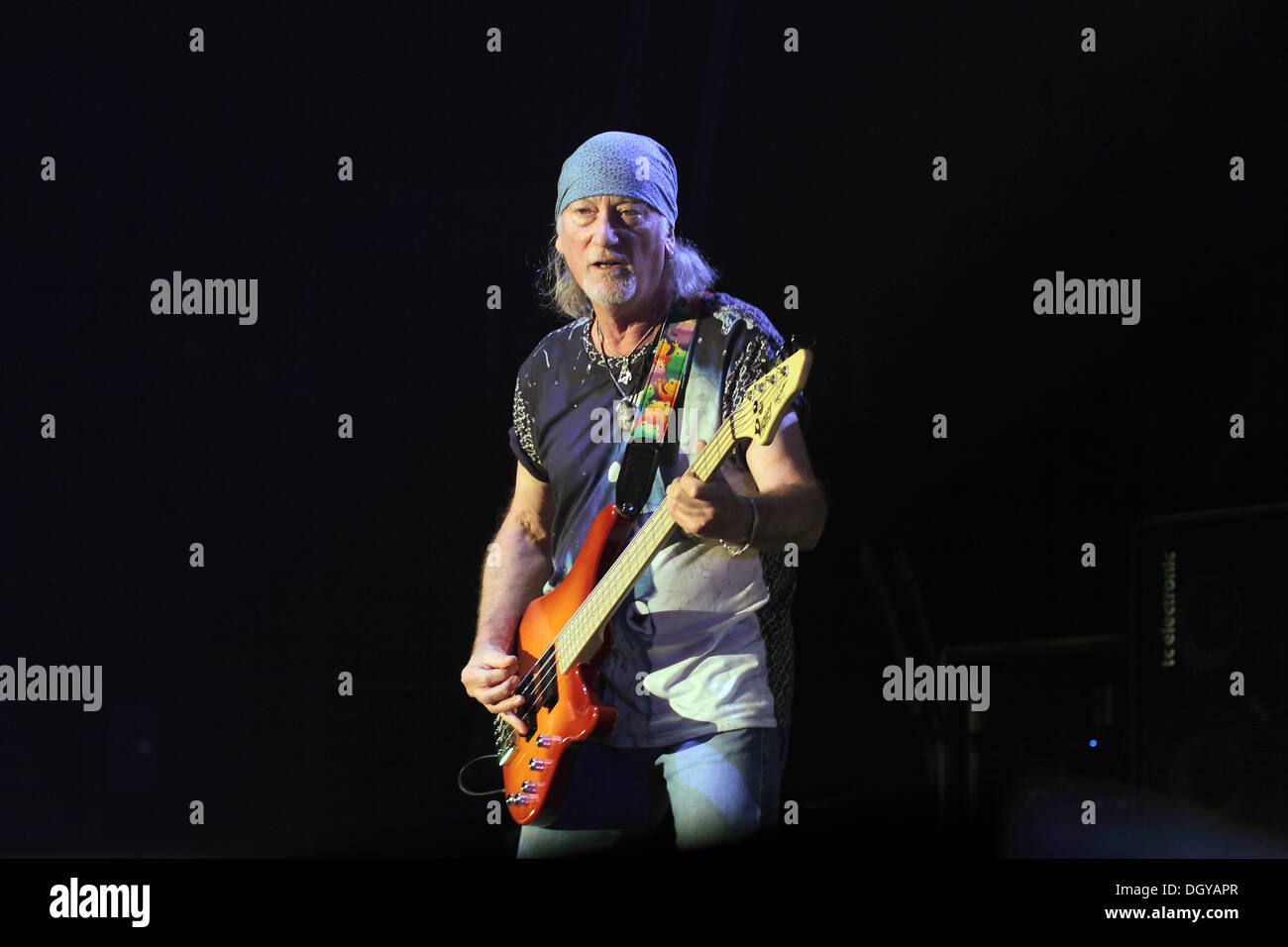 Berlin, Deutschland. 26. Oktober 2013. Bassist Roger Glover der US-Band Deep Purple führt auf der Bühne während eines Konzerts in Berlin, Deutschland, 26. Oktober 2013. Foto: Lutz Müller-Bohlen/Dpa/Alamy Live-Nachrichten Stockfoto