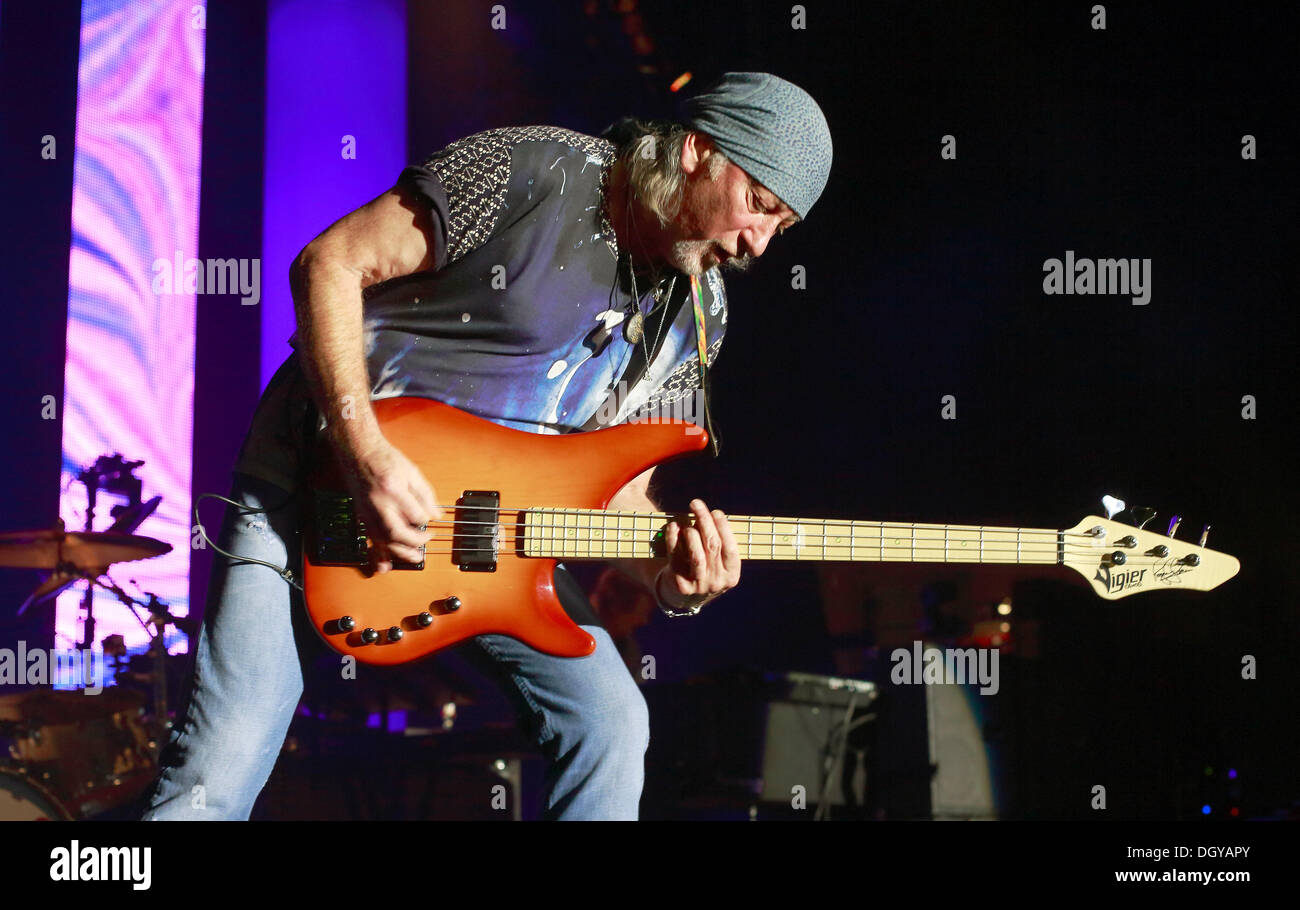 Berlin, Deutschland. 26. Oktober 2013. Bassist Roger Glover der US-Band Deep Purple führt auf der Bühne während eines Konzerts in Berlin, Deutschland, 26. Oktober 2013. Foto: Lutz Müller-Bohlen/Dpa/Alamy Live-Nachrichten Stockfoto