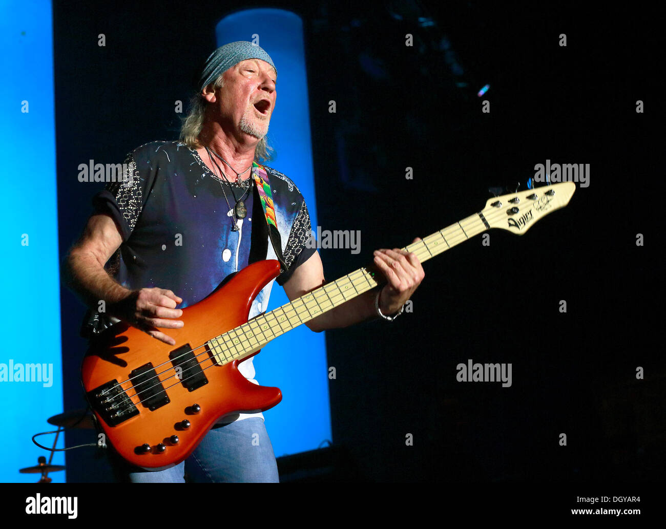 Berlin, Deutschland. 26. Oktober 2013. Bassist Roger Glover der US-Band Deep Purple führt auf der Bühne während eines Konzerts in Berlin, Deutschland, 26. Oktober 2013. Foto: Lutz Müller-Bohlen/Dpa/Alamy Live-Nachrichten Stockfoto