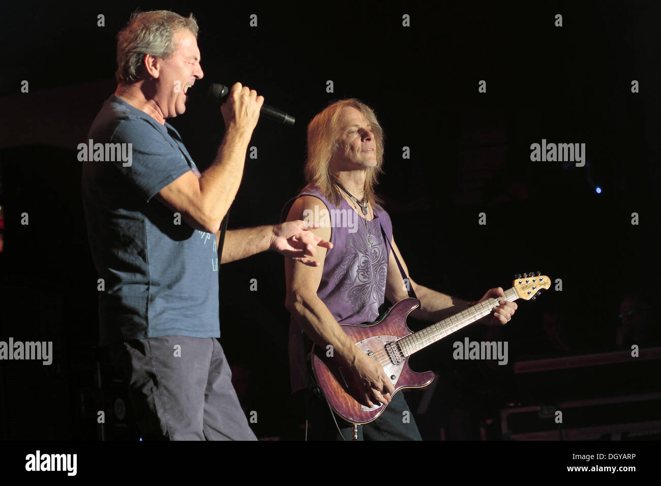 Berlin, Deutschland. 26. Oktober 2013. Guitarist Steve Morse (R) und Sänger Ian Gillan der US-Band Deep Purple durchzuführen auf der Bühne während eines Konzerts in Berlin, Deutschland, 26. Oktober 2013. Foto: Lutz Müller-Bohlen/Dpa/Alamy Live-Nachrichten Stockfoto