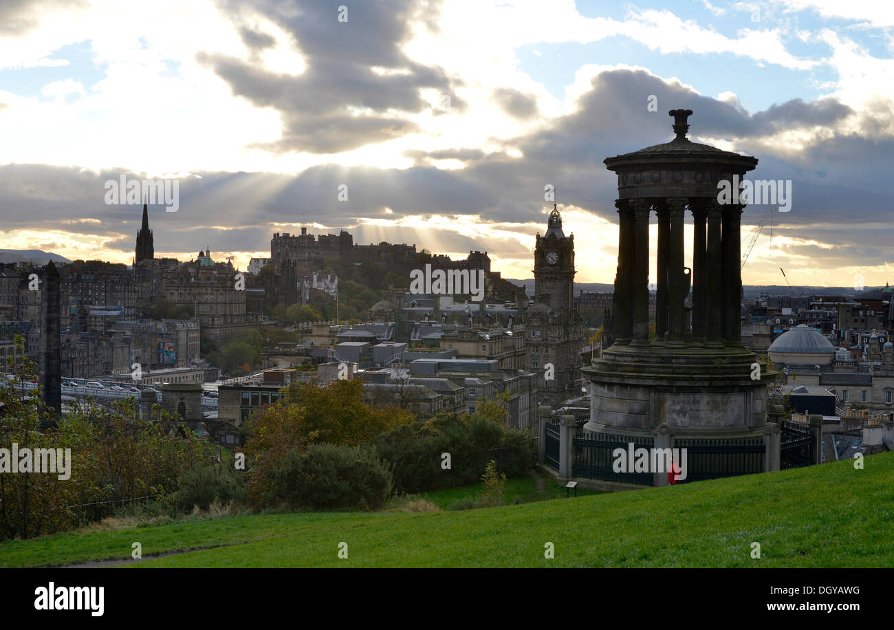 Blick vom Calton Hill mit Dugald Stewart Monument auf dem Edinburgh Castle und das historische Stadtzentrum, Edinburgh, Schottland Stockfoto