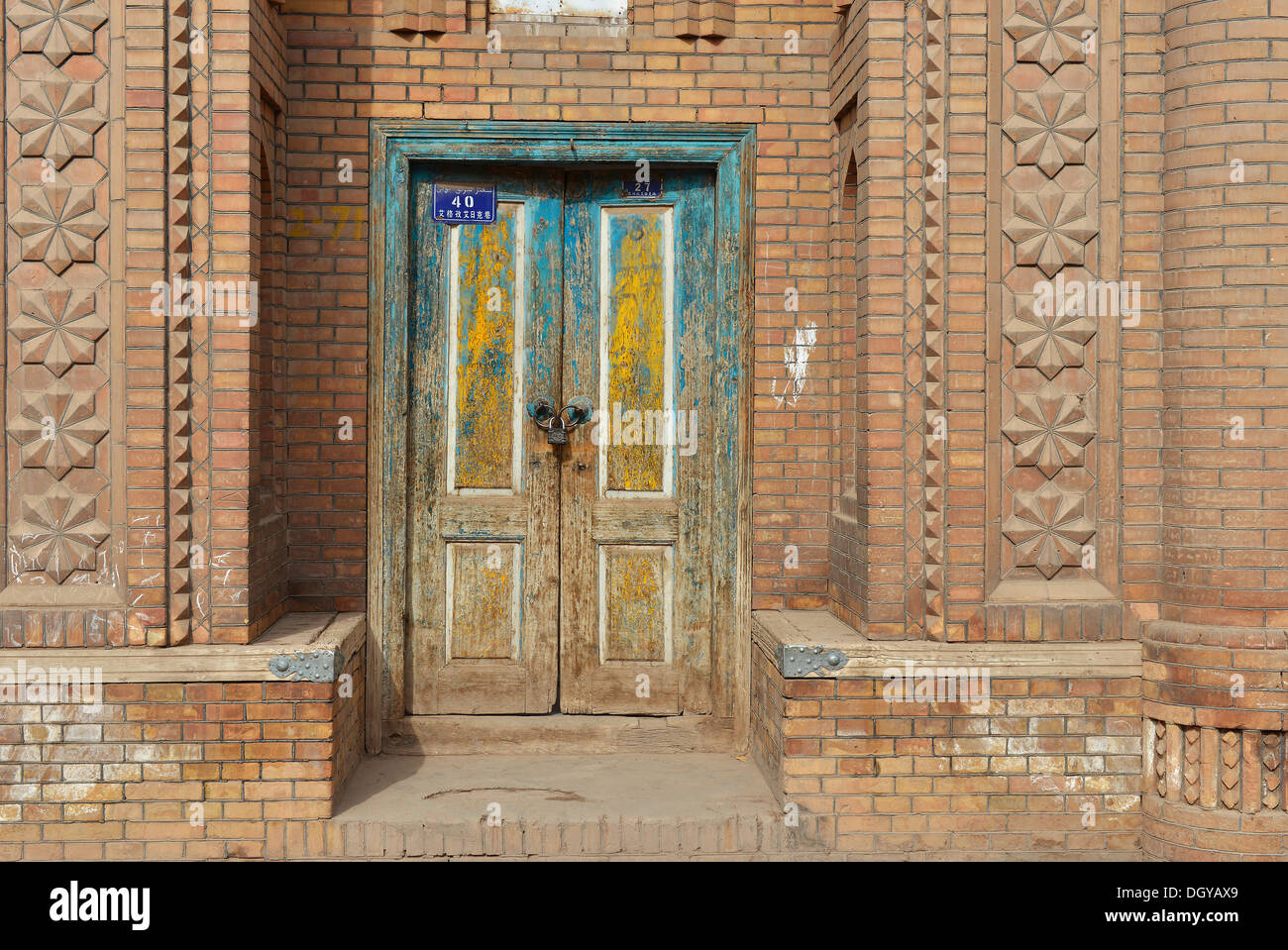 Bunt bemalte alte Holztür, Uyghur muslimischen Viertel, Kashgar, Seidenstraße, Xinjiang, China, Volksrepublik China Stockfoto