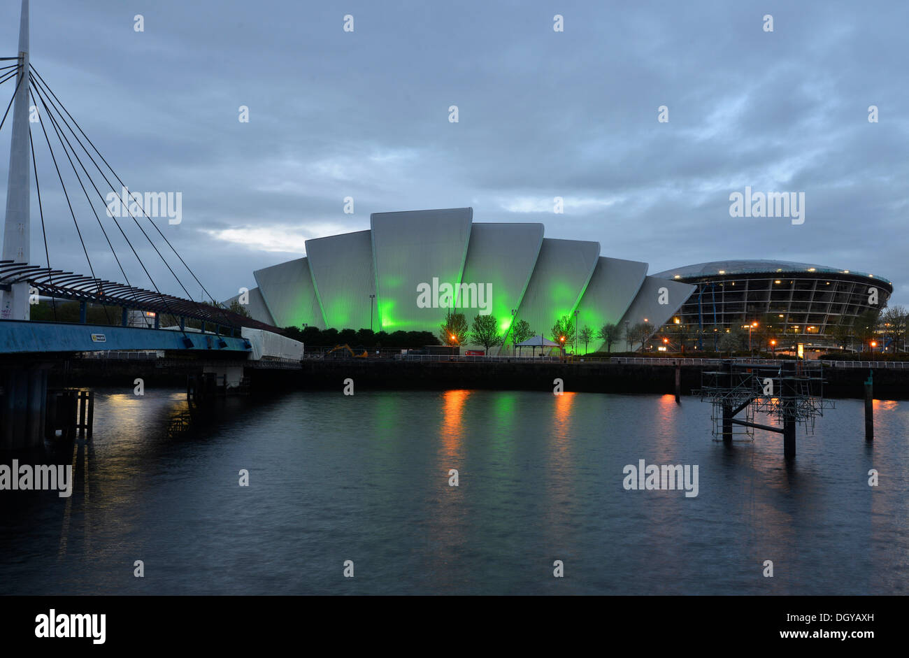 Beleuchtete Clyde Auditorium mit der Bell Bridge und The Hydro-Arena auf dem River Clyde, Glasgow, Schottland, Vereinigtes Königreich Stockfoto