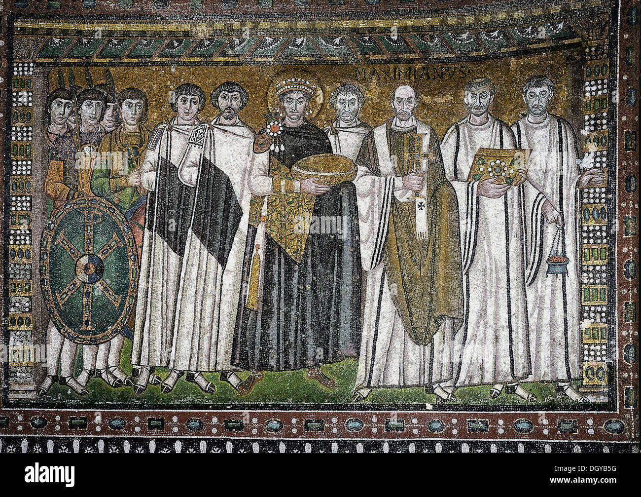 5558. Kaiser Justinian i., der große, (483-565 n. Chr.) Herrscher der byzantinischen Welt von 527 bis zu seinem Tod 565 n. Chr.. Mozaic aus der Cgurch von St. Vitale in Ravena. Der Kaiser ist das Zentrum Abbildung von seinem Hof umgeben. Stockfoto