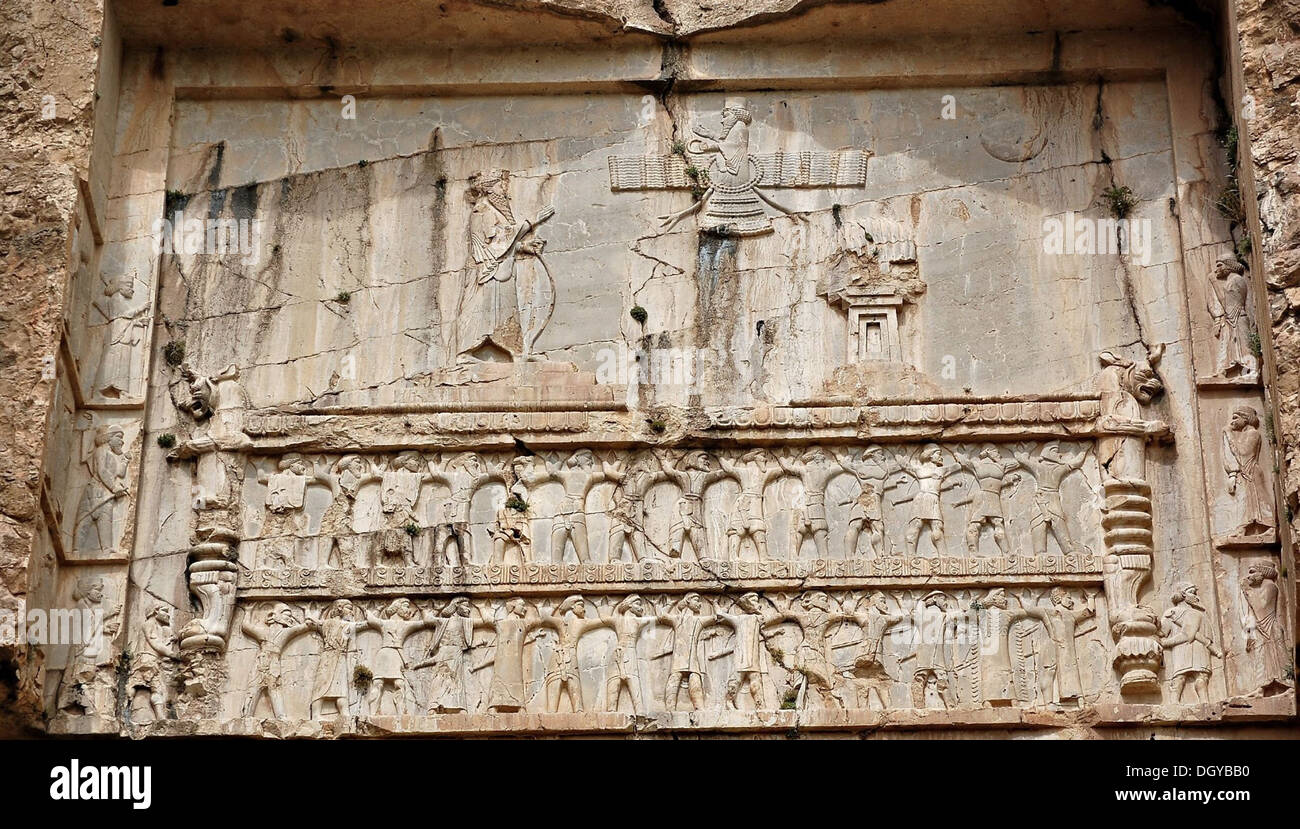 5653. das Grab des Darius ich (ca. 522 – 486 v. Chr.). am Naqš-i Rustam, in der Nähe von Persepolis, geschnitzten Felsengrab hat drei Tafeln, die den Oberarm ist ein Relief zeigt Darius ich betete zu Gott Ahuramazda (wer als geflügelte Scheibe gezeigt wird). Die achtundzwanzig Menschen Stockfoto