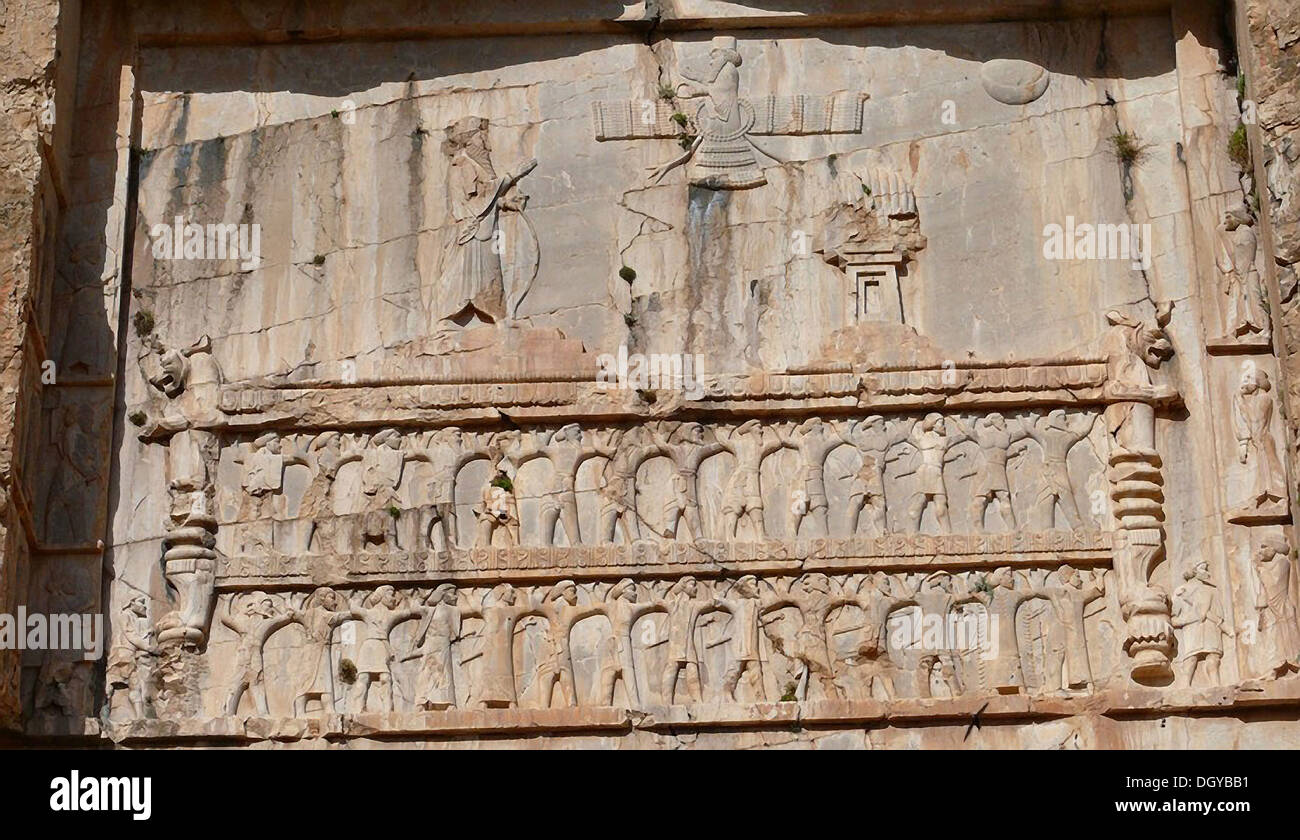 5653. das Grab des Darius ich (ca. 522 – 486 v. Chr.). am Naqš-i Rustam, in der Nähe von Persepolis, geschnitzten Felsengrab hat drei Tafeln, die den Oberarm ist ein Relief zeigt Darius ich betete zu Gott Ahuramazda (wer als geflügelte Scheibe gezeigt wird). Die achtundzwanzig Menschen Stockfoto