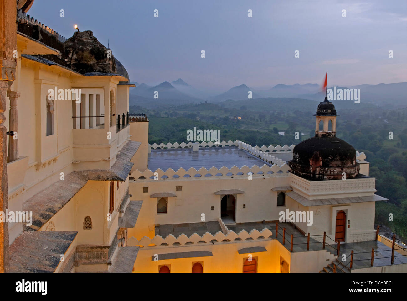 Devigarh Palace Hotel in der Regenzeit, in der Nähe von Udaipur, Rajasthan, Indien, Asien Stockfoto