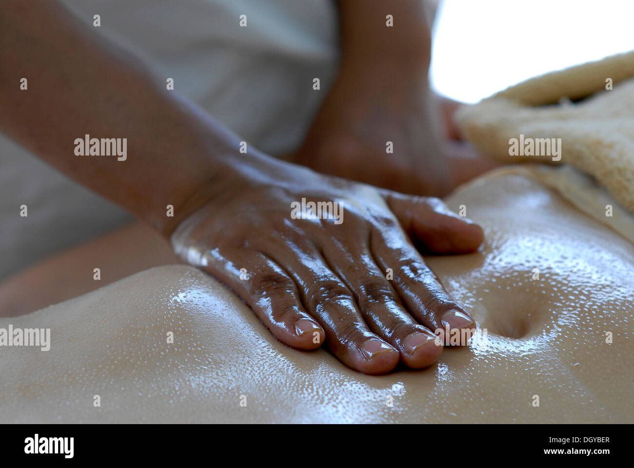 Ayurveda-Kur mit Sesamöl im Spa, Devigarh Palace Hotel in der Nähe von Udaipur, Rajasthan, Indien, Asien Stockfoto