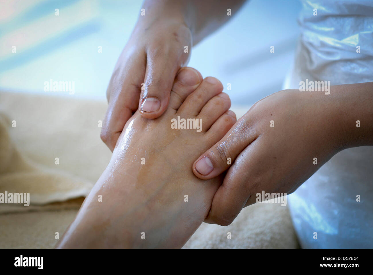 Ayurvedische Fußmassage im Spa, Devigarh Palace Hotel in Udaipur, Rajasthan, Indien, Asien Stockfoto