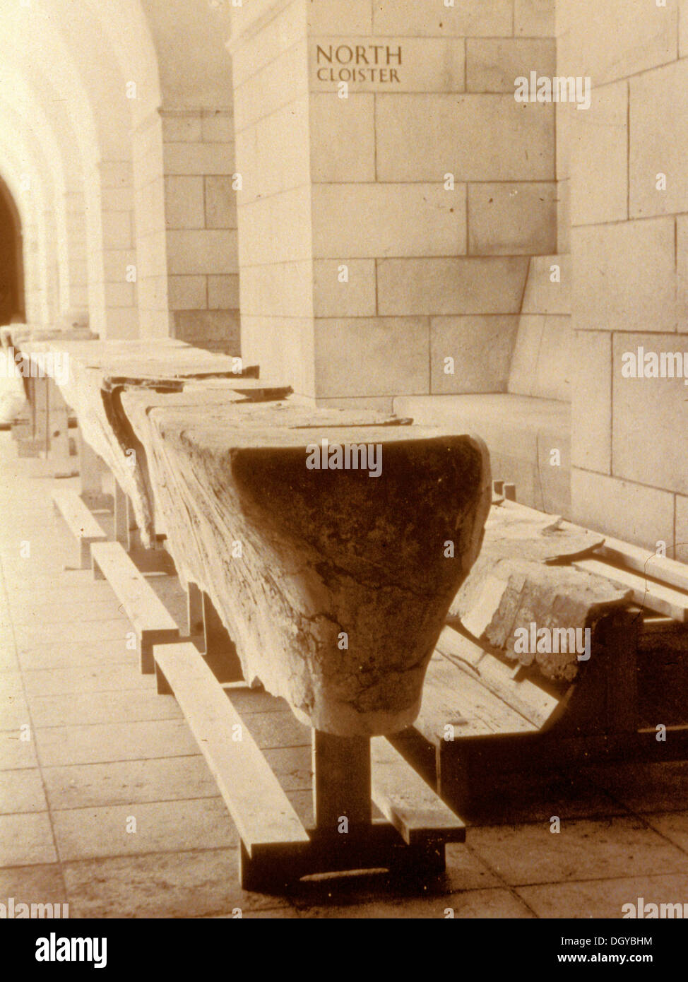 5702. Wiederaufbau des Scriptorium Schreibtische aus Qumran Stockfoto