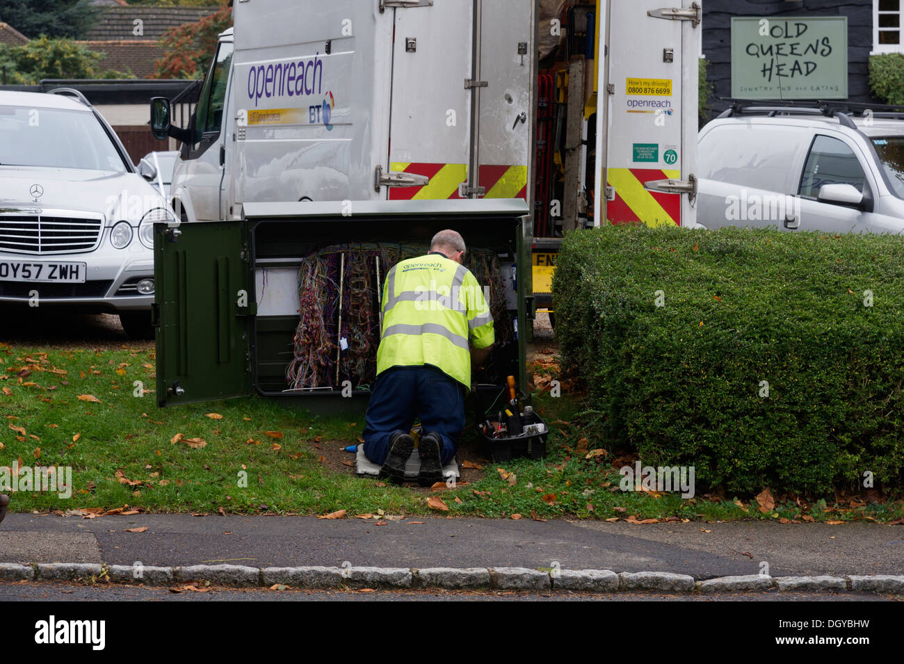 BT-Ingenieur arbeitet an einer am Straßenrand Anschlussdose Stockfoto
