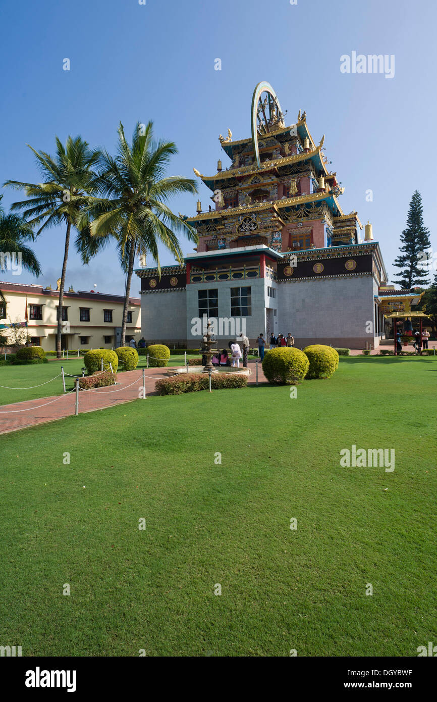 Tempel, tibetischen Flüchtlings-Siedlung in Bylakuppe, Distrikt Mysore, Karnataka, Südindien, Indien, Asien Stockfoto