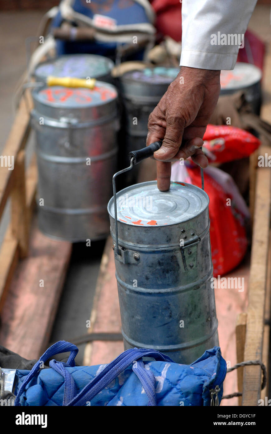 Dabbas oder Lebensmittel Behälter gekennzeichnet mit Zeichen erlauben korrekte Lieferung, Mumbai, Indien, Asien Stockfoto