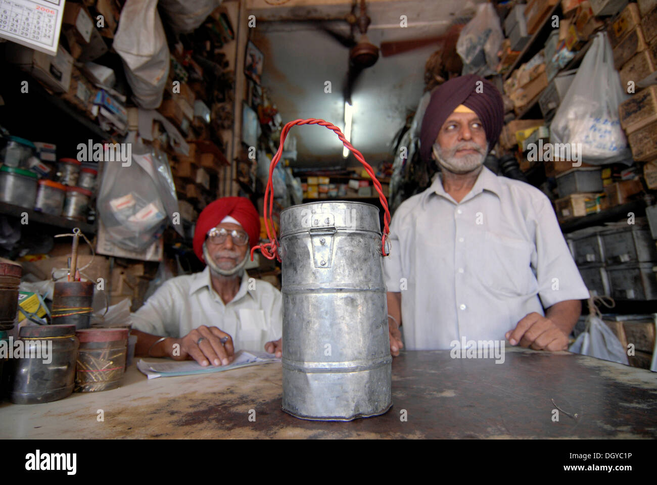 Sikhs erhalten ihre Dabba oder Lebensmittel-Container mit hausgemachten Speisen, Mumbai, Indien, Asien Stockfoto