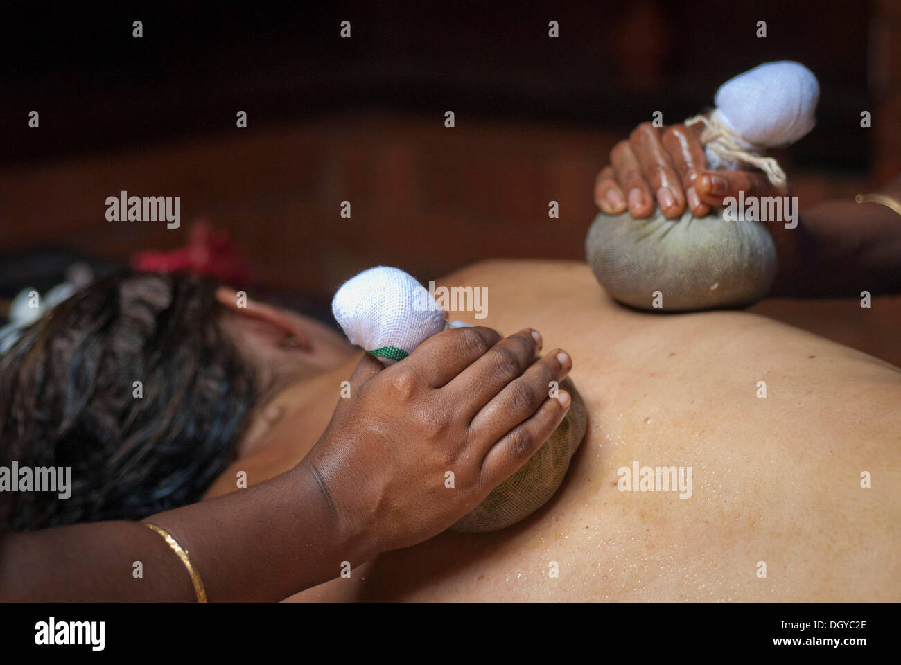 Ayurveda-Behandlung, Ayurveda Health Resort Somatheeram, Chowara, Malabar-Küste, Süd-Indien, Indien, Asien Stockfoto