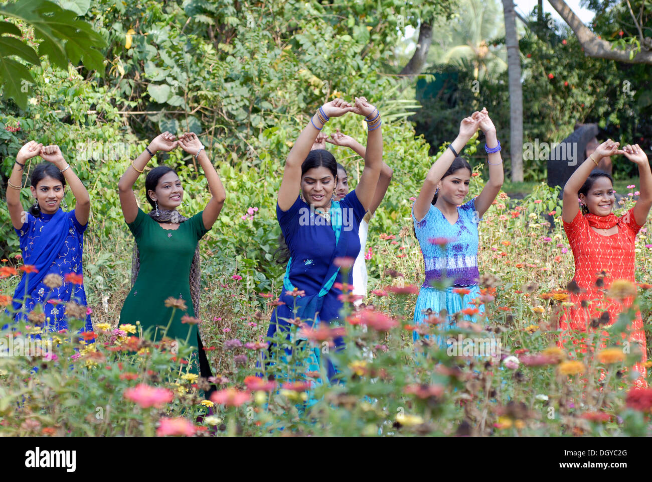 Tanzende Inderinnen, Veli Park in der Nähe von Trivandrum, Thiruvanathapuram, Malabar-Küste, Kerala, Südindien, Indien, Asien Stockfoto