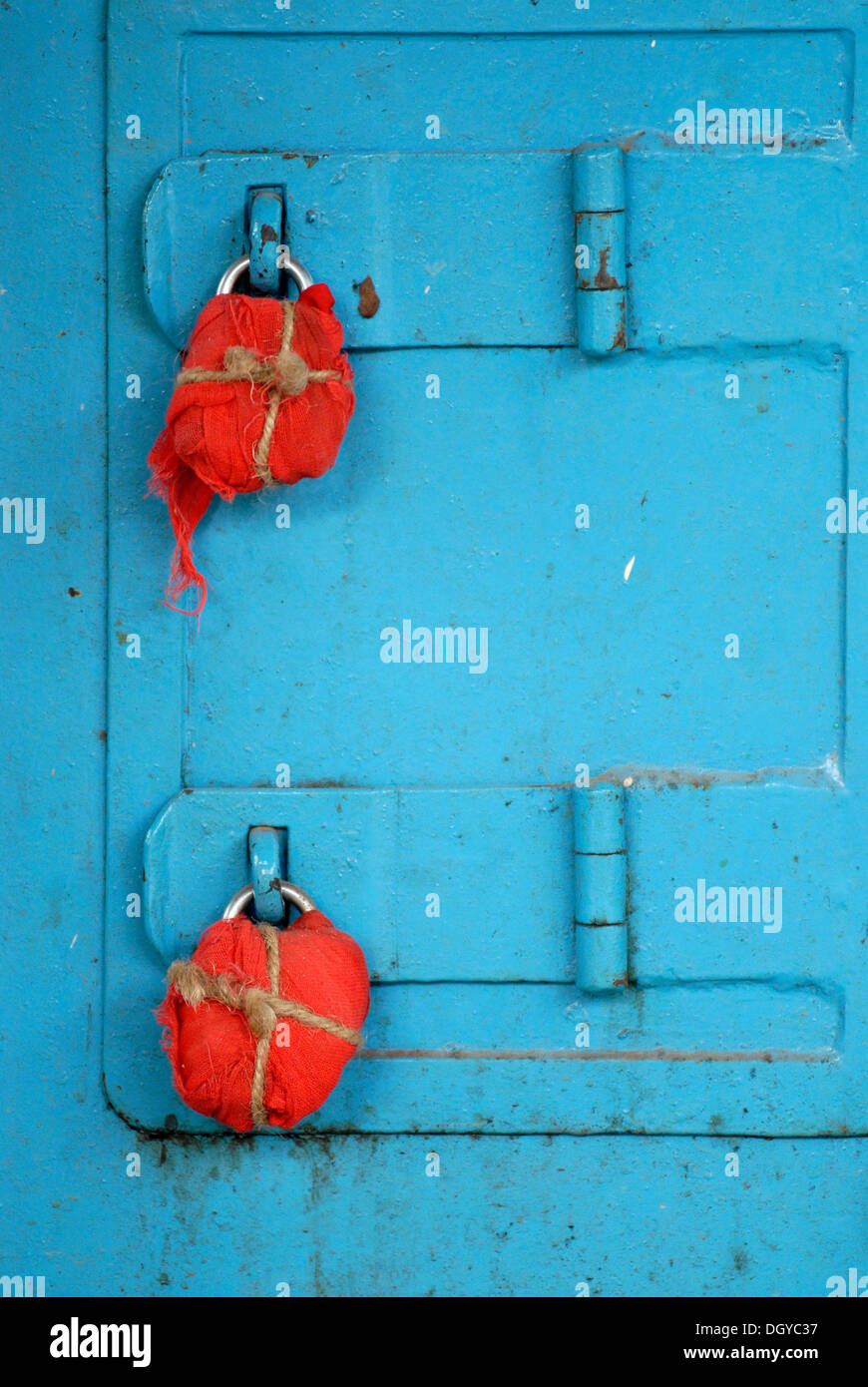 Schlösser, umwickelt mit rotem Tuch an einer Tür Varkala, Kerala, Südindien, Indien, Asien Stockfoto
