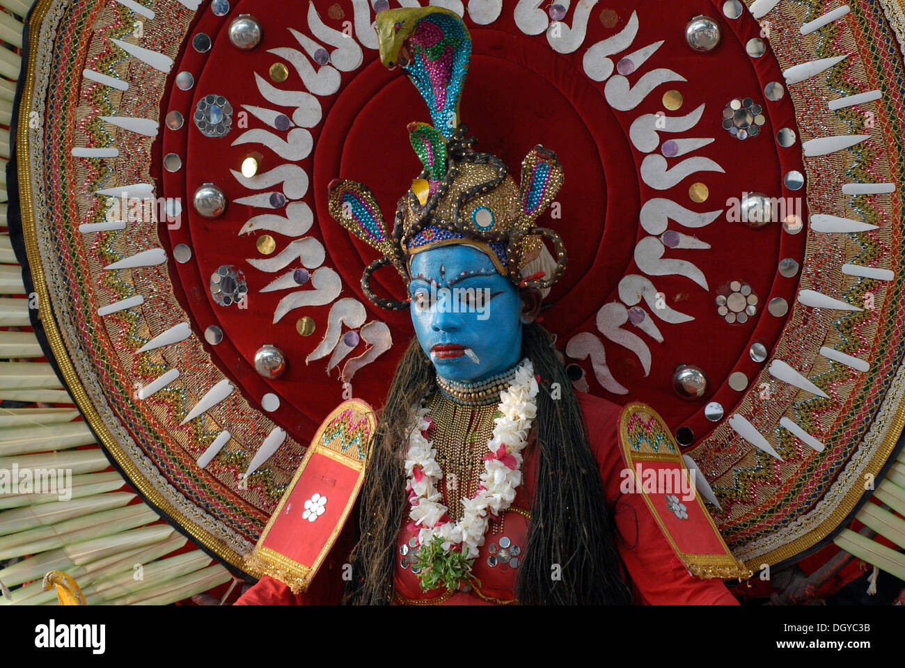 Mann verkleidet als Nilakantha oder Gott Shiva, Varkala, Kerala, Südindien, Indien, Asien Stockfoto