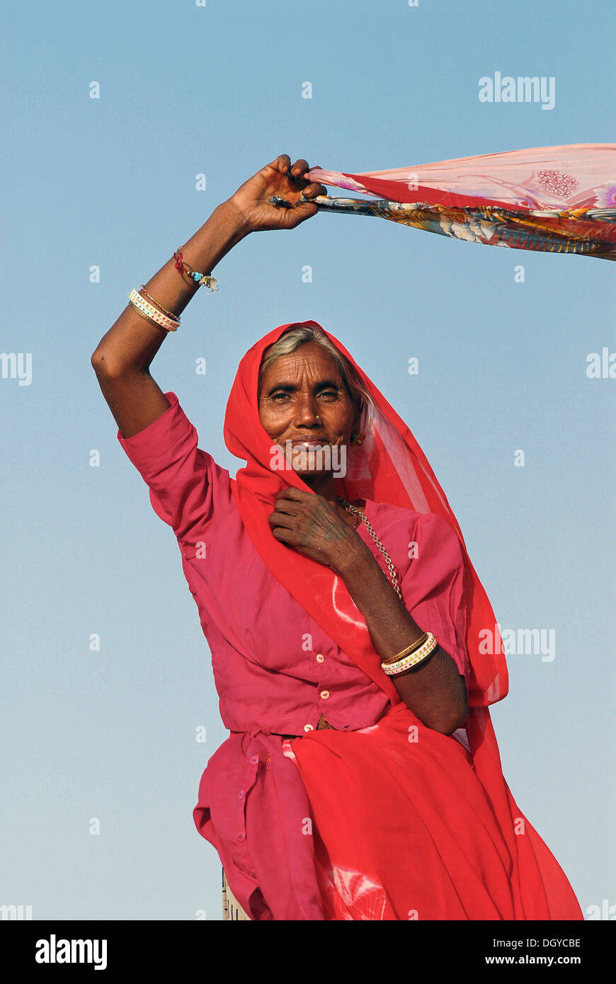 Frau trocknen Sari, Ram Devra, Thar-Wüste, am Pokaran oder Pokhran, Rajasthan, Nordindien, Indien, Asien Stockfoto
