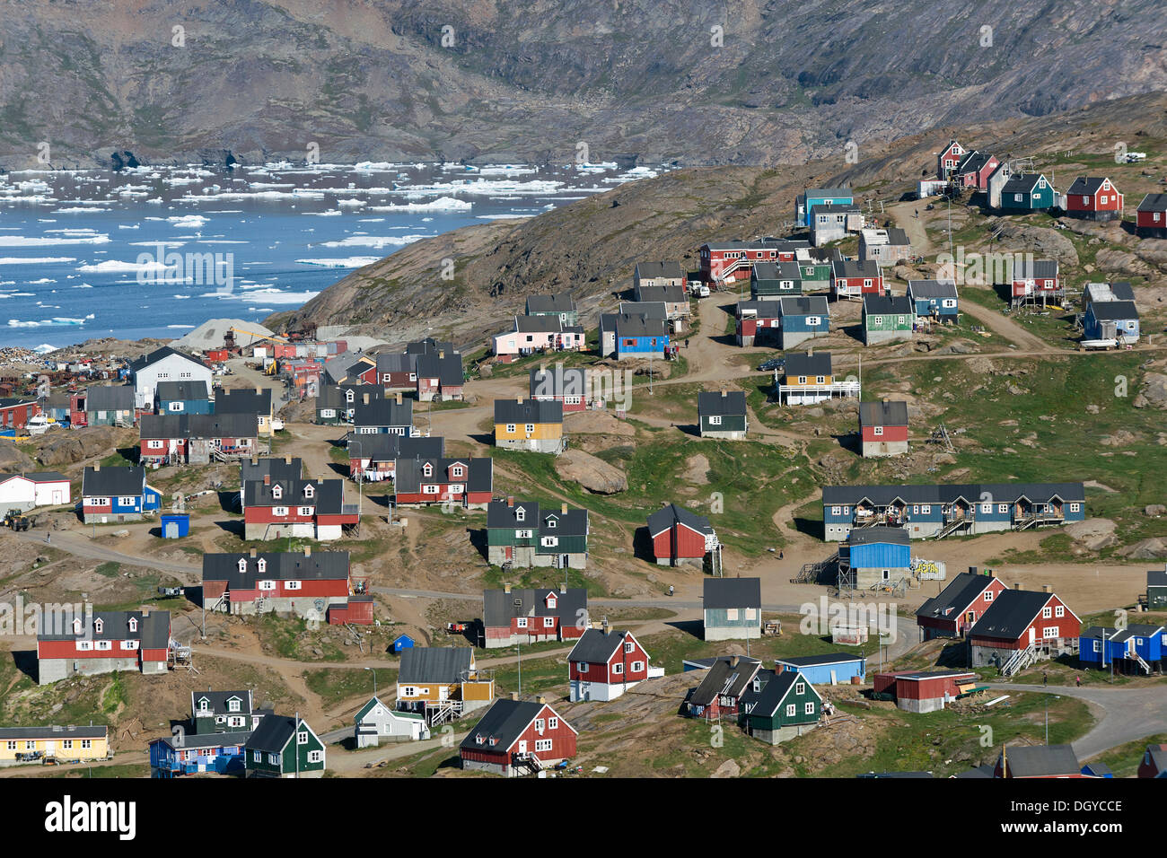 Stadt von Tasiilaq, auch bekannt als Ammassalik, Ostgrönland, Grönland Stockfoto