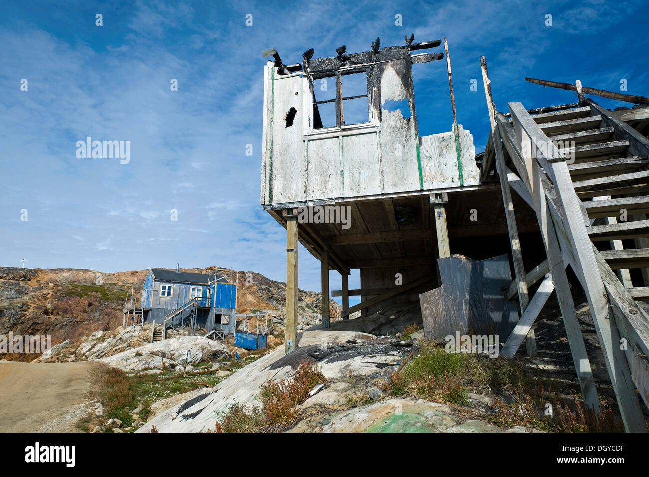 Brannte Haus, Inuit-Siedlung von Tiniteqilaaq, Sermilik Fjord, Ostgrönland, Grönland Stockfoto