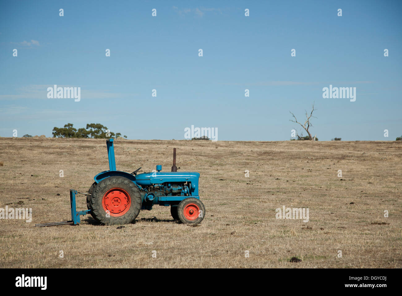Traktor auf leeres Feld Stockfoto